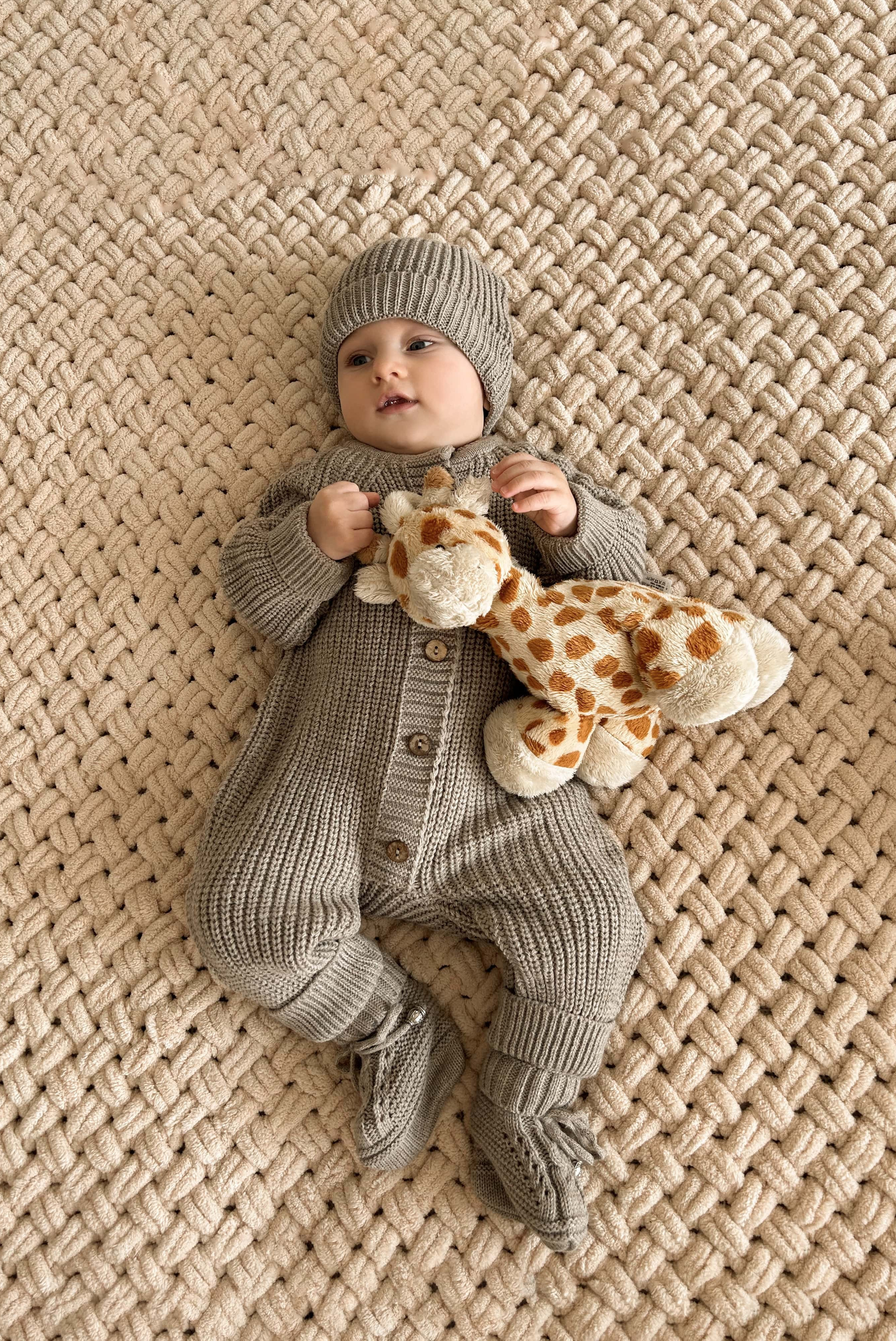 Предметное фото детской одежды - яркие цвета и мягкие ткани для малышей.