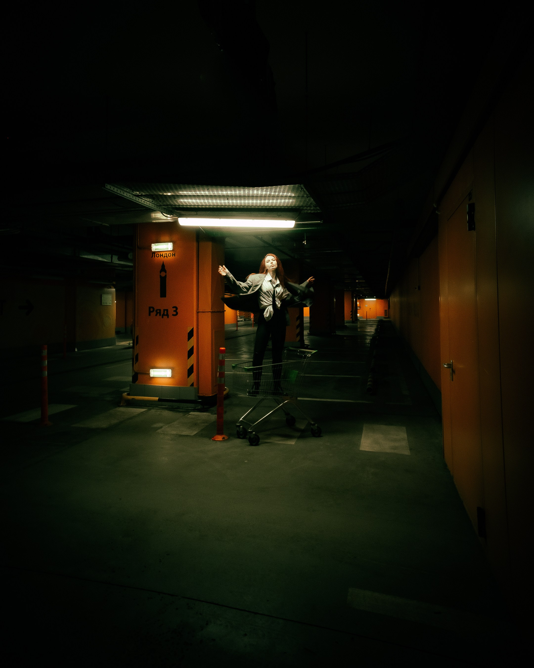 Individuale. Fotografo a Mosca con un’atmosfera notturna di foto