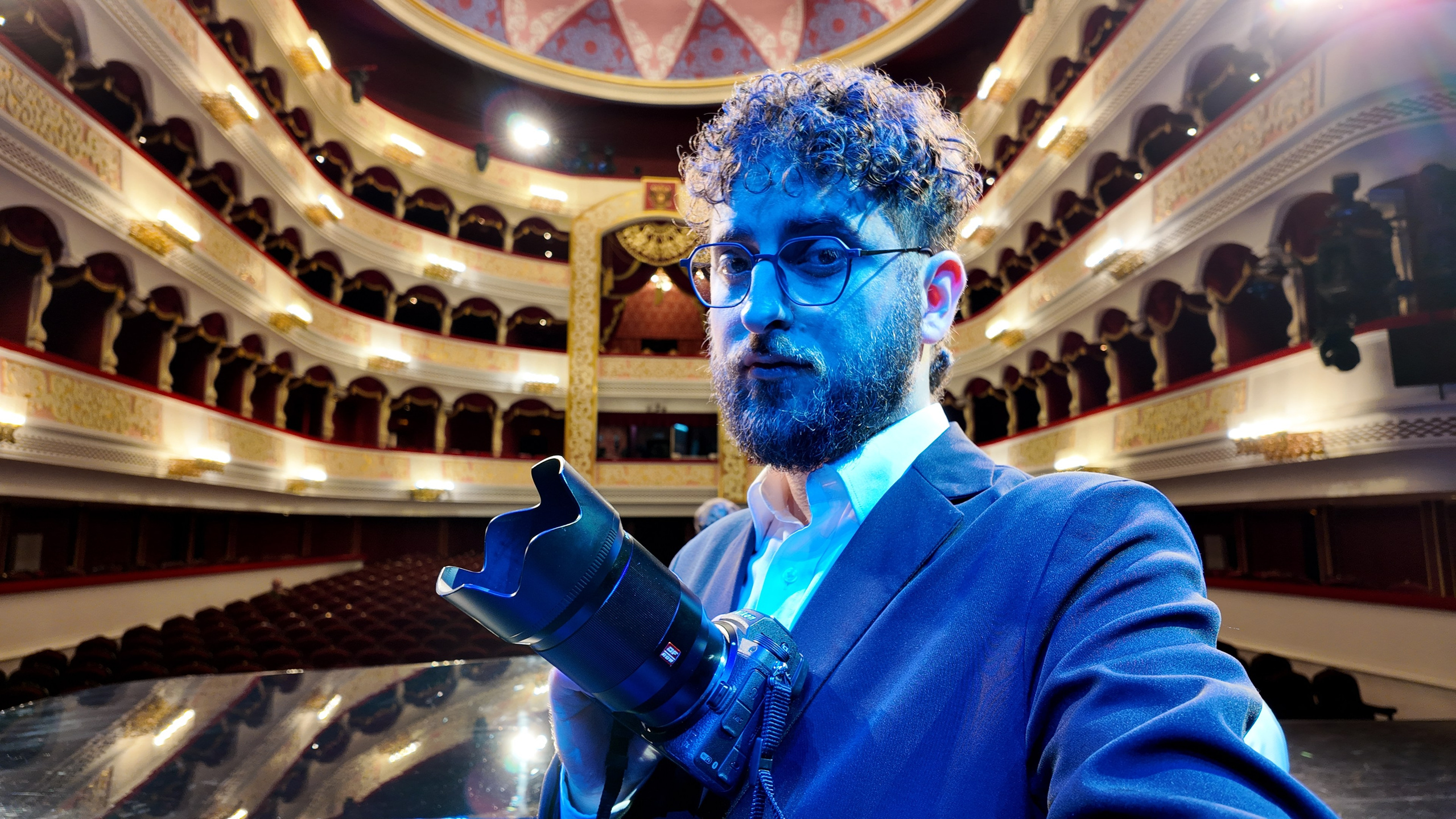 Репортажный фотограф Данила Золкин на съемке концерта в театре — синий оттенок из-за сценического света