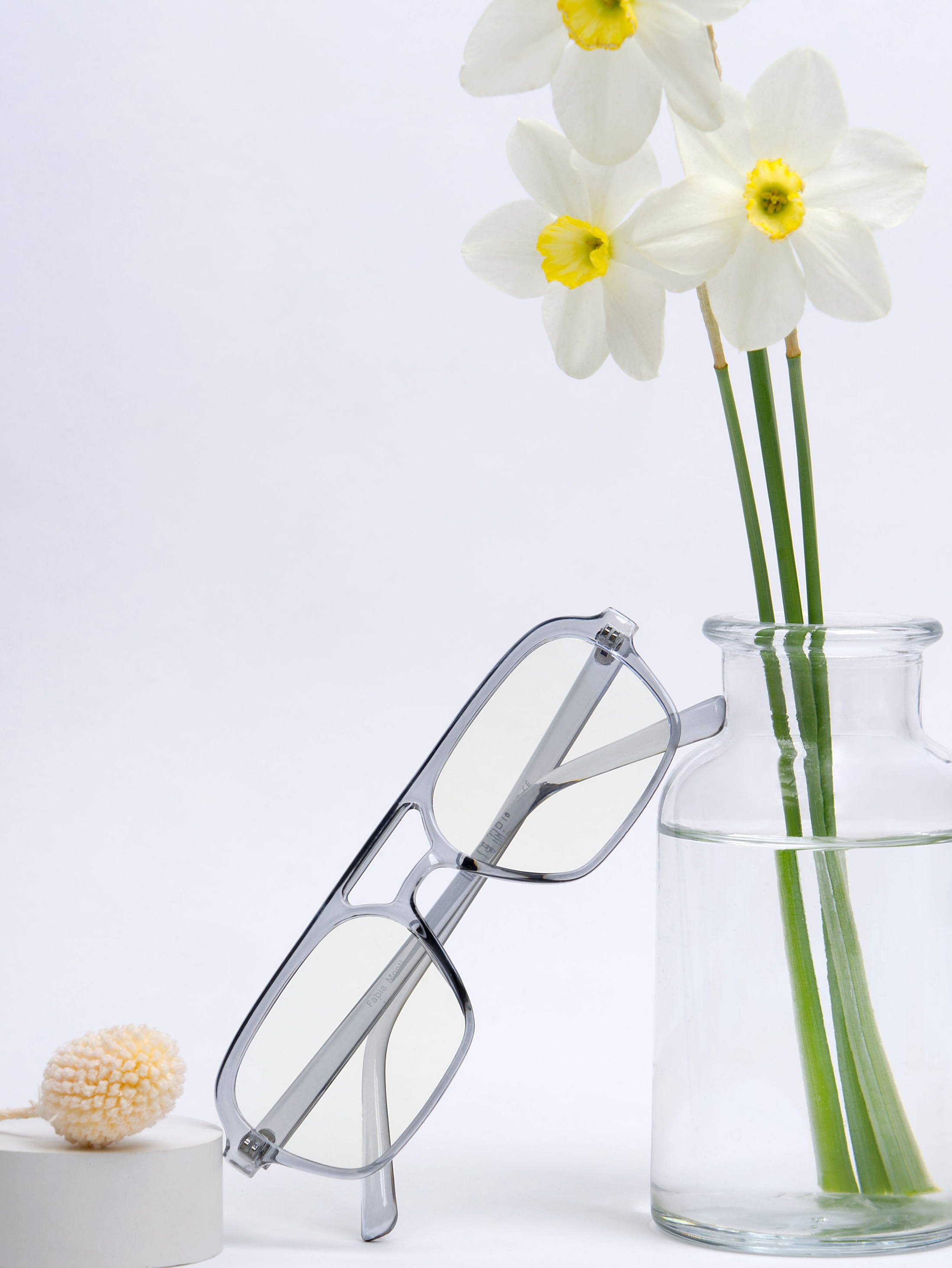 Воротник и рукава бежевой шубы Тедди на модели детальное фото изделия.