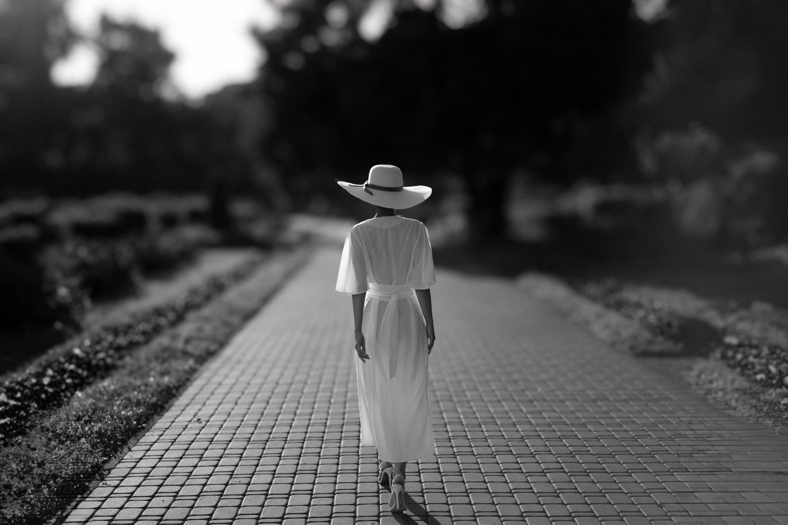 Девушка в белом платье в парке.