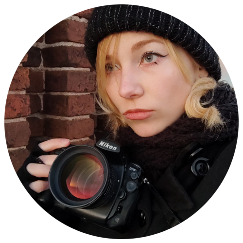 Света фотографирует