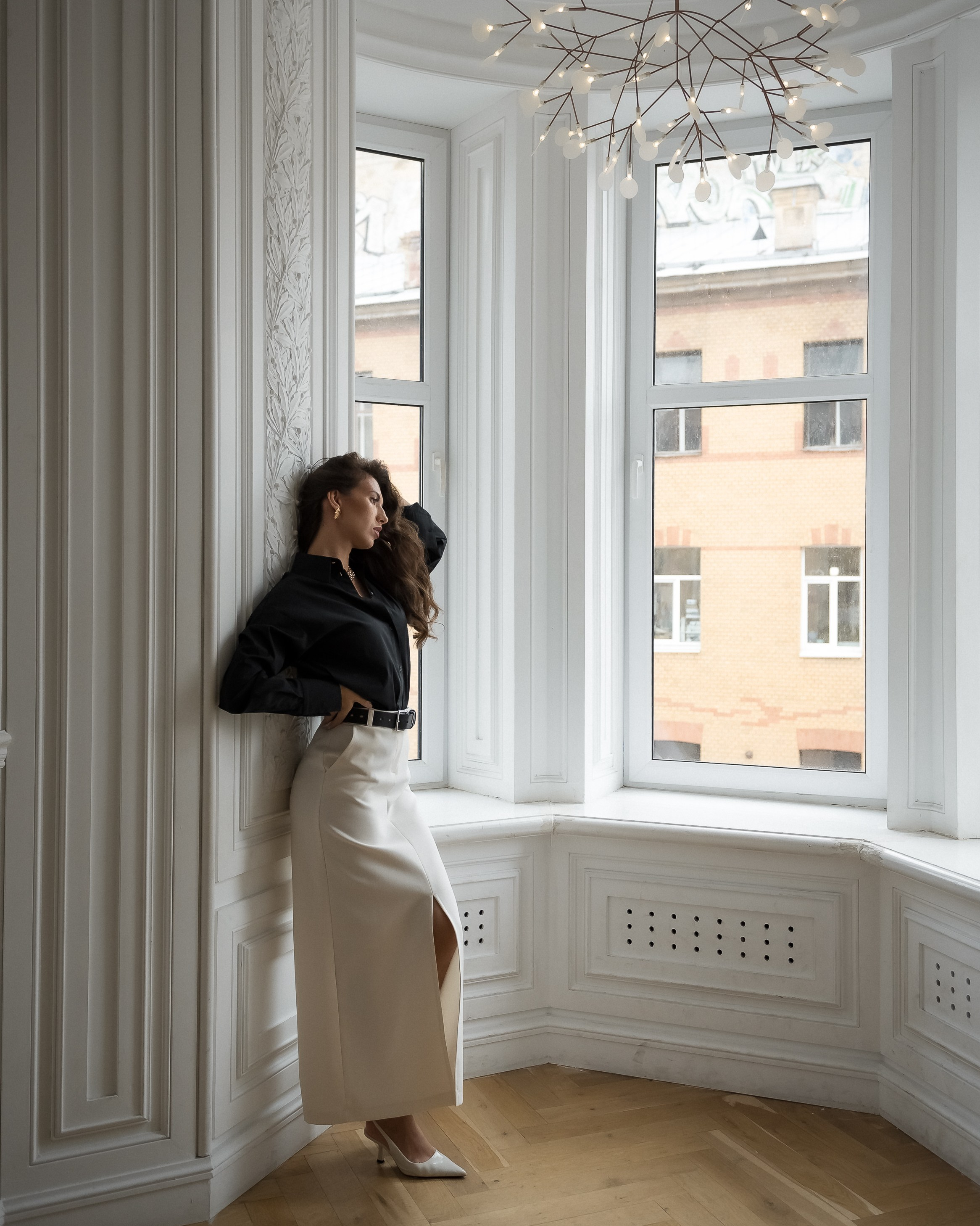 девушка в светлом зале с эркером