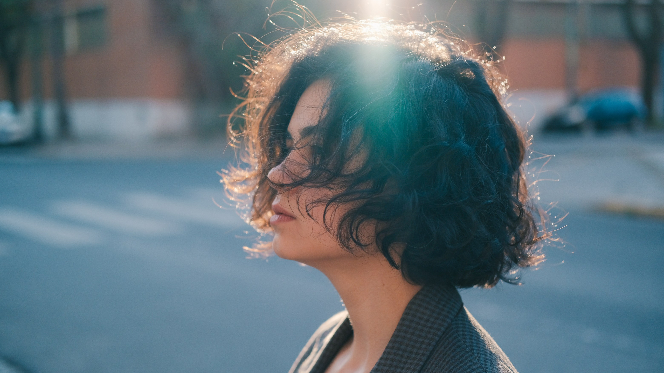 Профиль девушки с короткой стрижкой на фоне заката