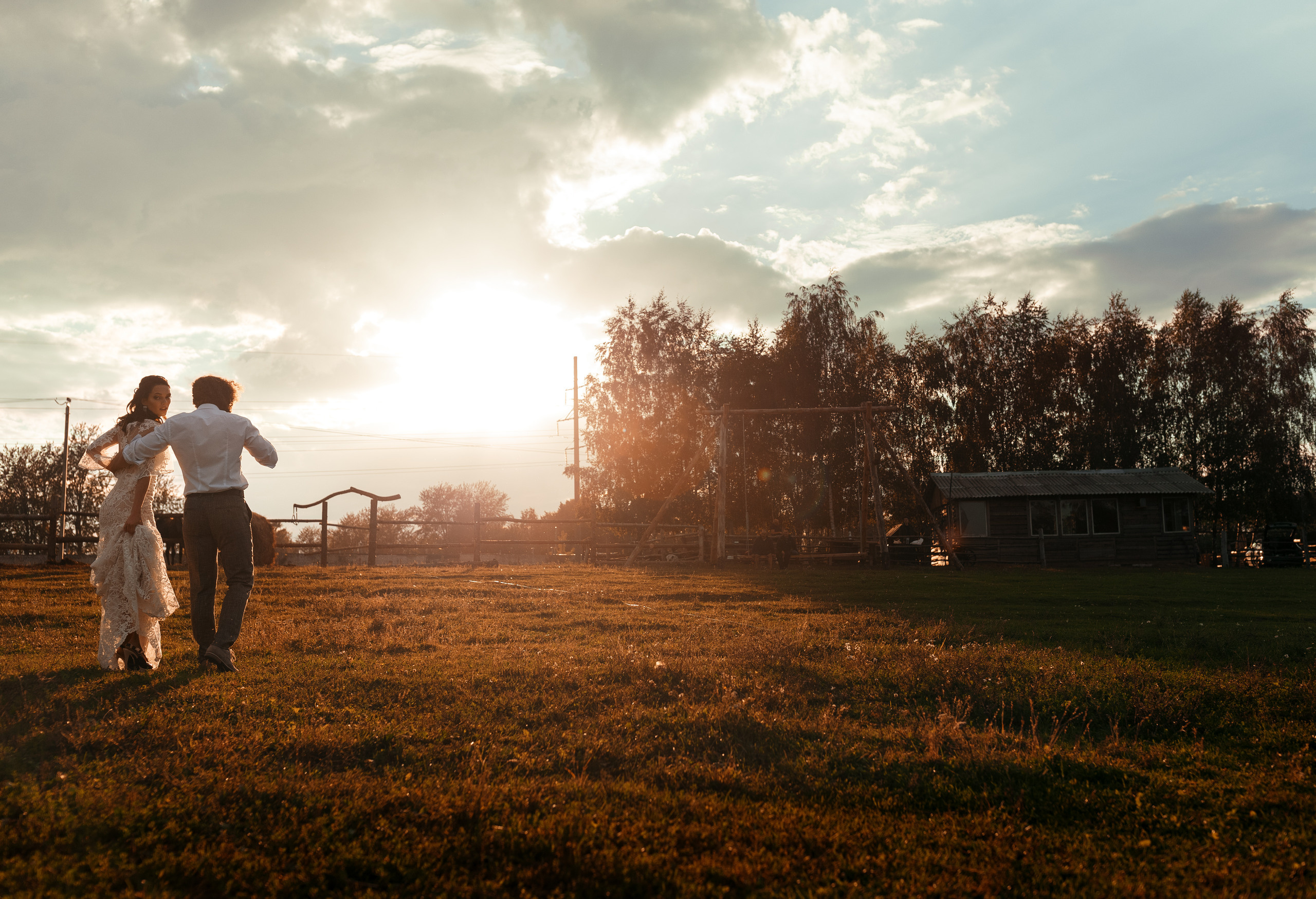 Фотосессия прекрасной пары на ферме среди лошадей