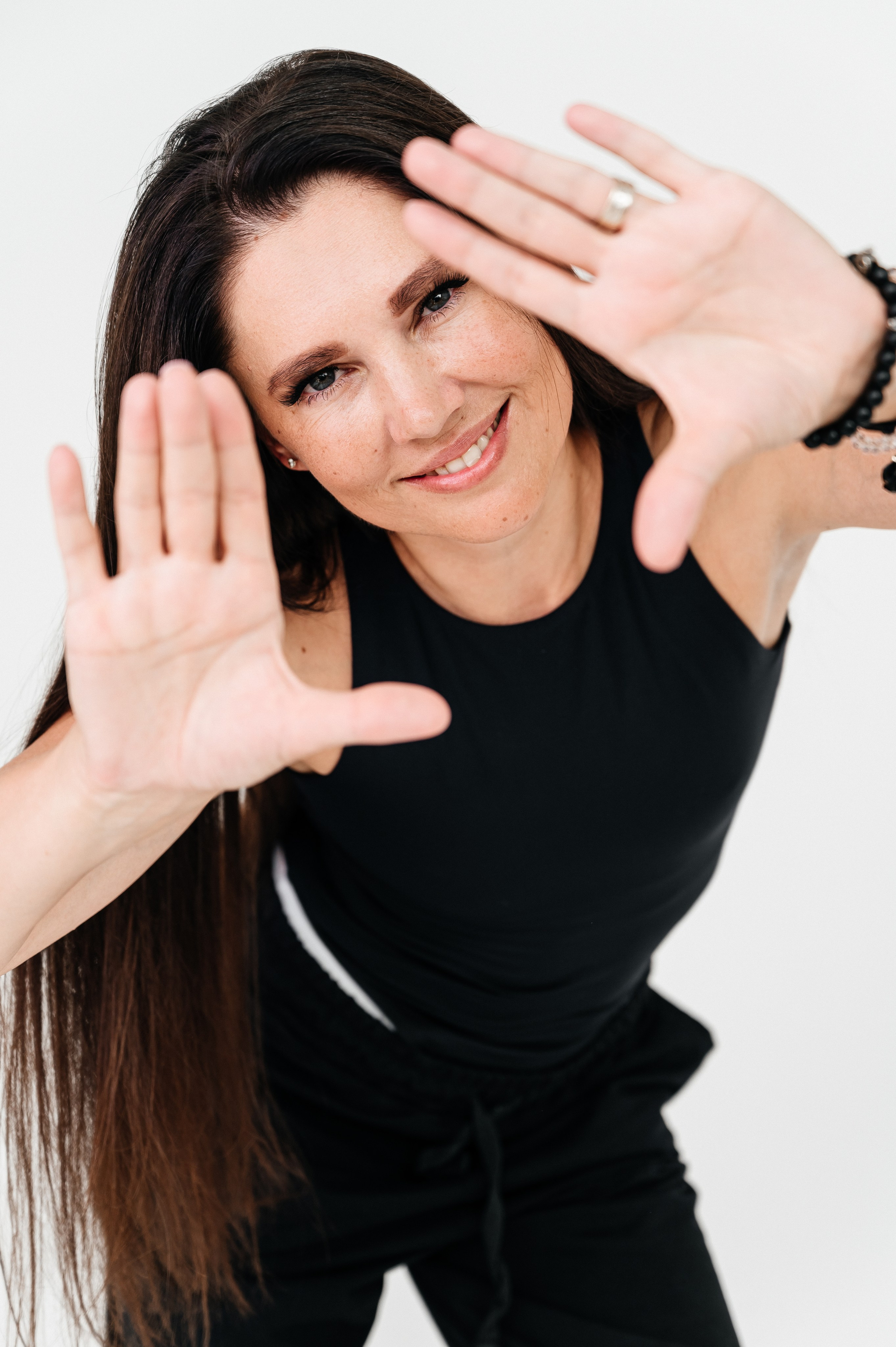 Фотограф Стася Рапницкая — художественный портрет молодой женщины.