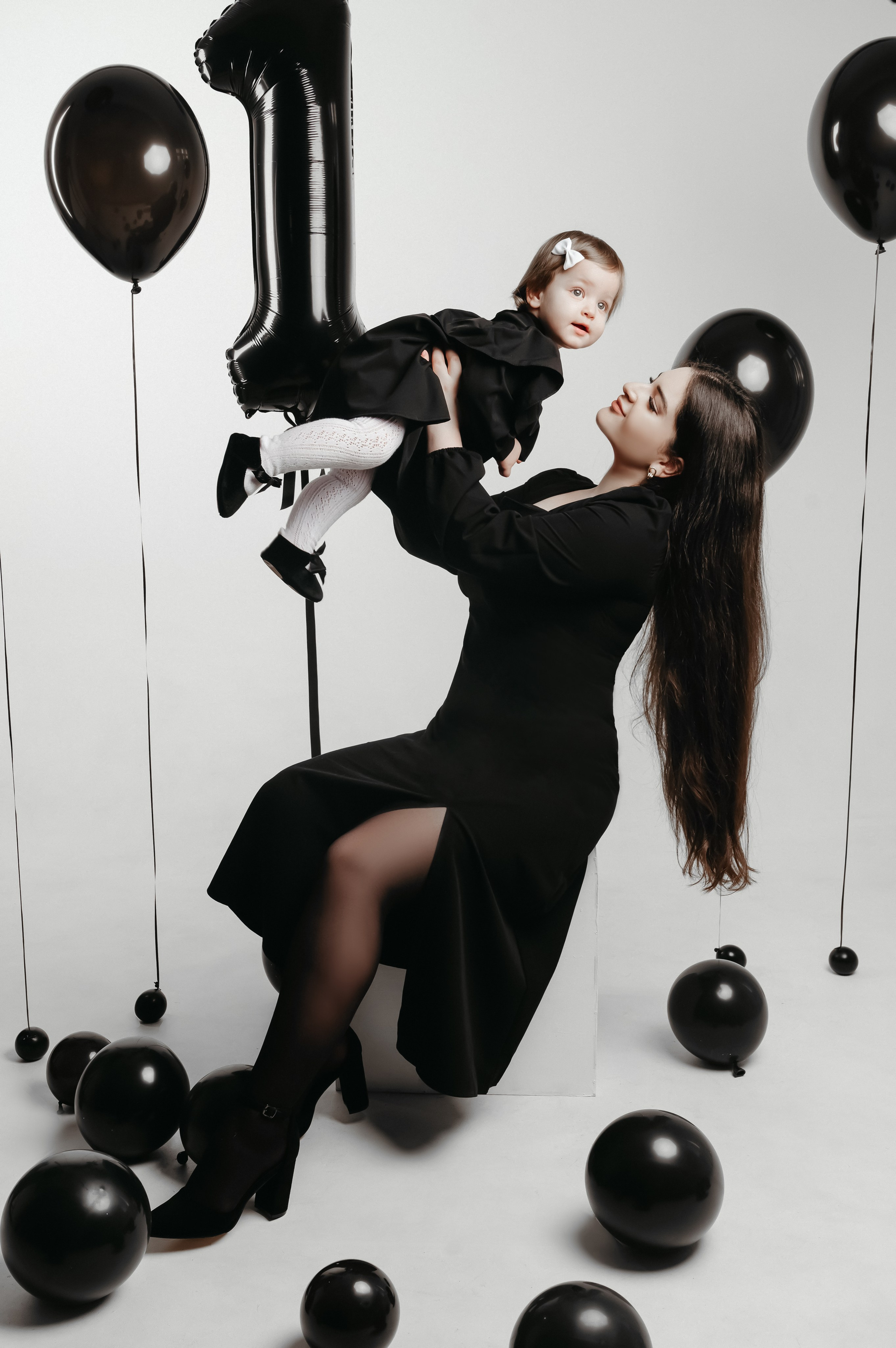 Фотосессия День рождение оформлена в стиле черное-белое, фотостудия г. Лобня