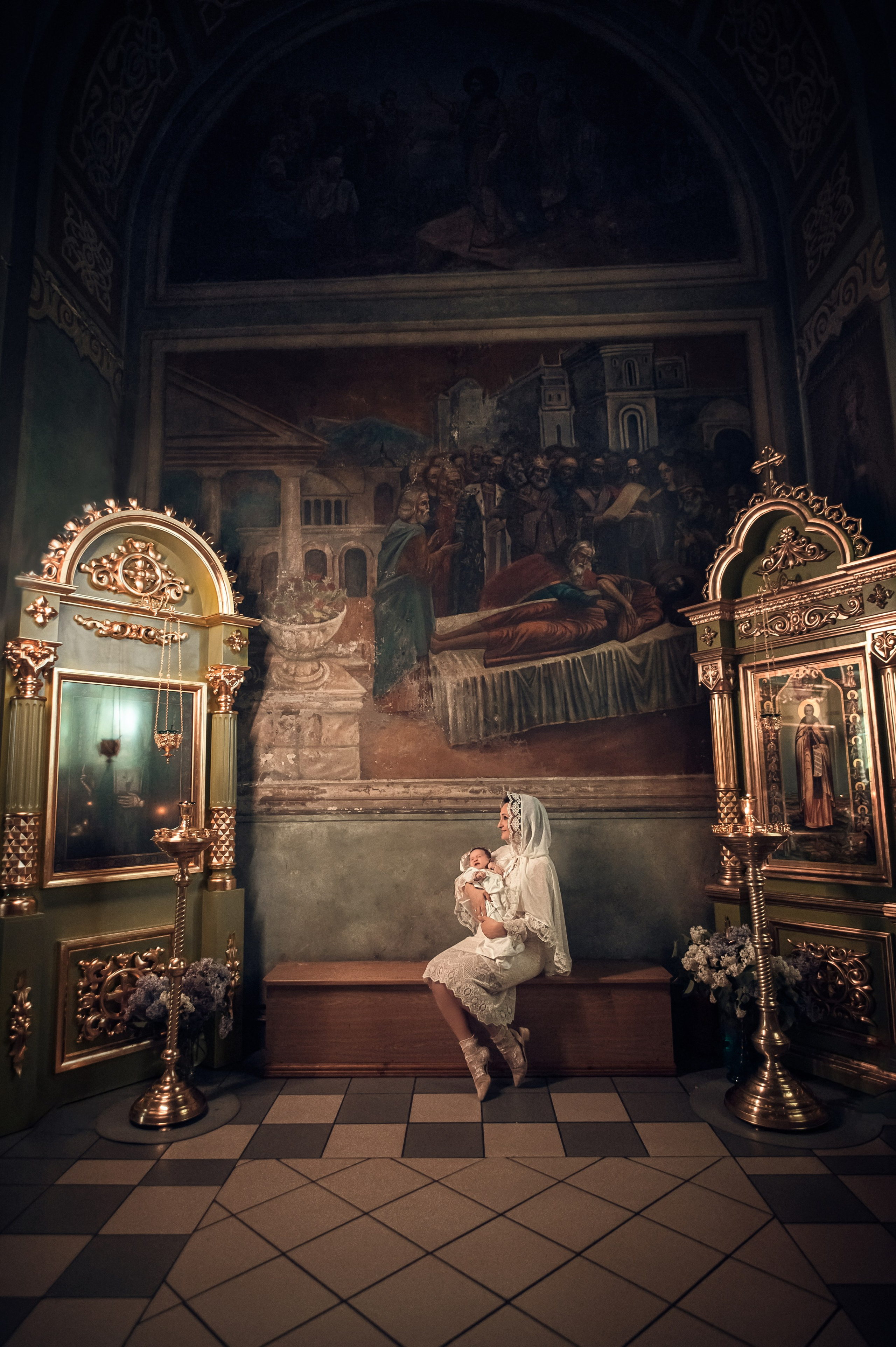 Профессиональная видеосъемка венчания и крещения в Москве: таинство в православном храме Красивая видеосъемка крещения ребенка в церкви Москвы: крупный план младенца и священника Видеосъемка обряда венчания в храме: молодожены держат венцы над головами Услуги видеографа на крестины и венчание в Москве: эмоциональный кадр церемонии