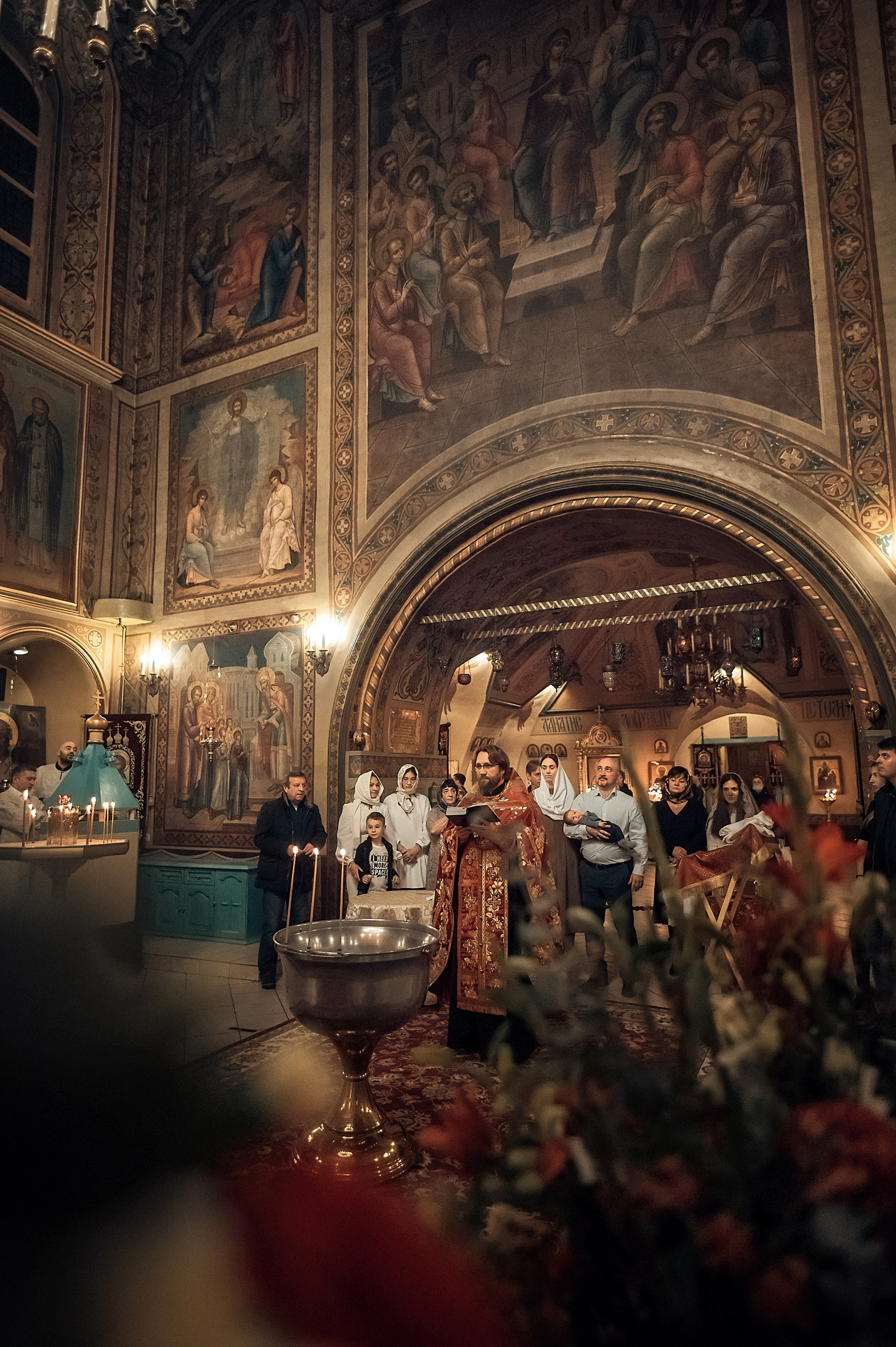 Профессиональная видеосъемка венчания и крещения в Москве: таинство в православном храме Красивая видеосъемка крещения ребенка в церкви Москвы: крупный план младенца и священника  Видеосъемка обряда венчания в храме: молодожены держат венцы над головами Услуги видеографа на крестины и венчание в Москве: эмоциональный кадр церемонии