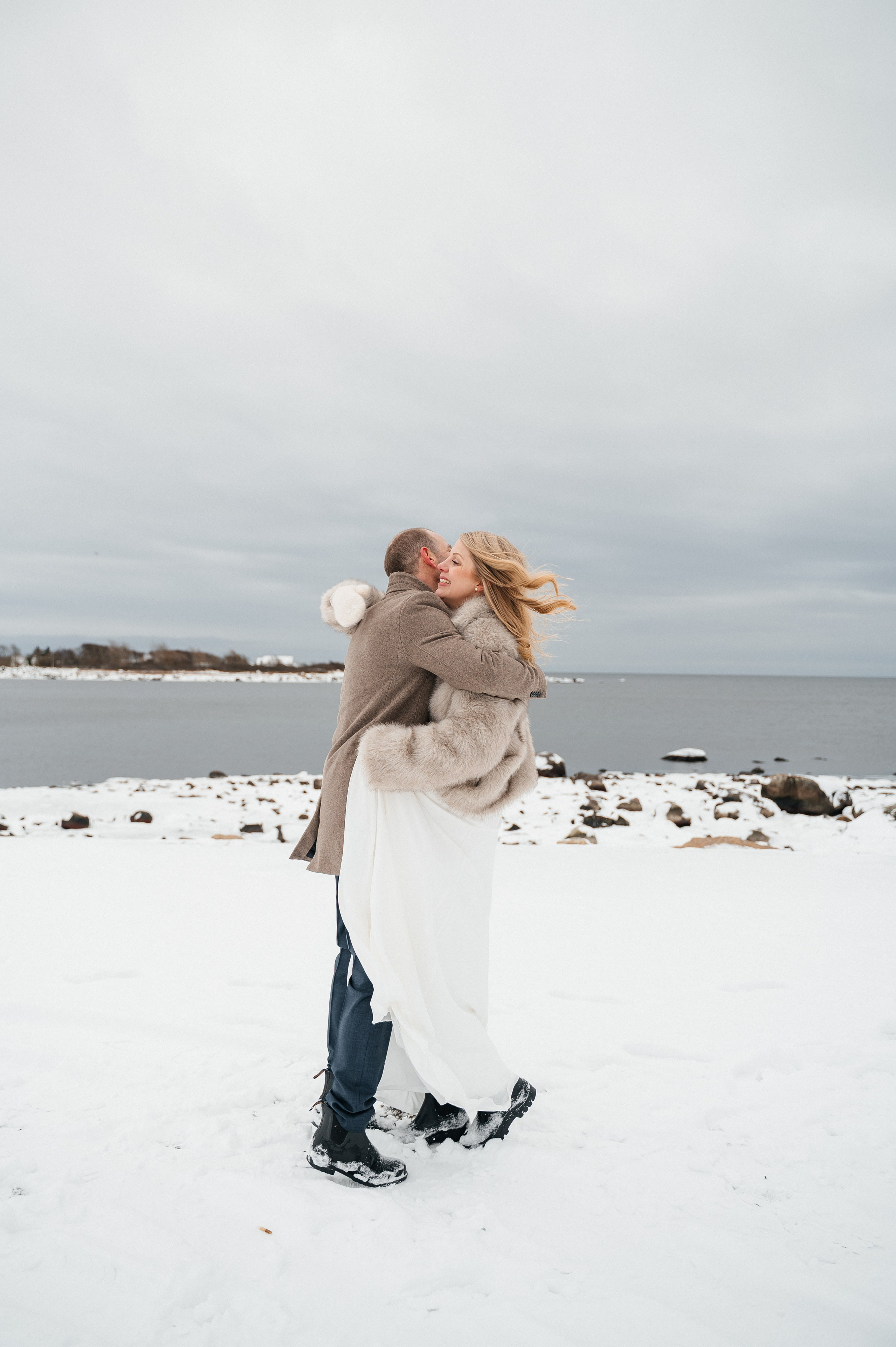Bröllopsfotograf Varberg — en vinterbröllopsdag vid havet