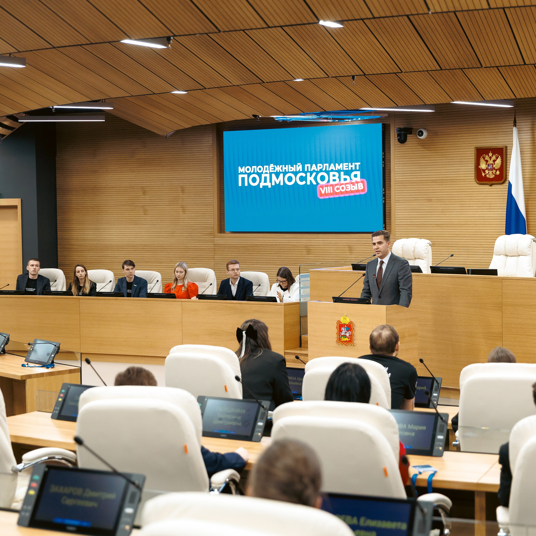 Деловое портретное фото фотография сотрудника в костюме в студии мужчина