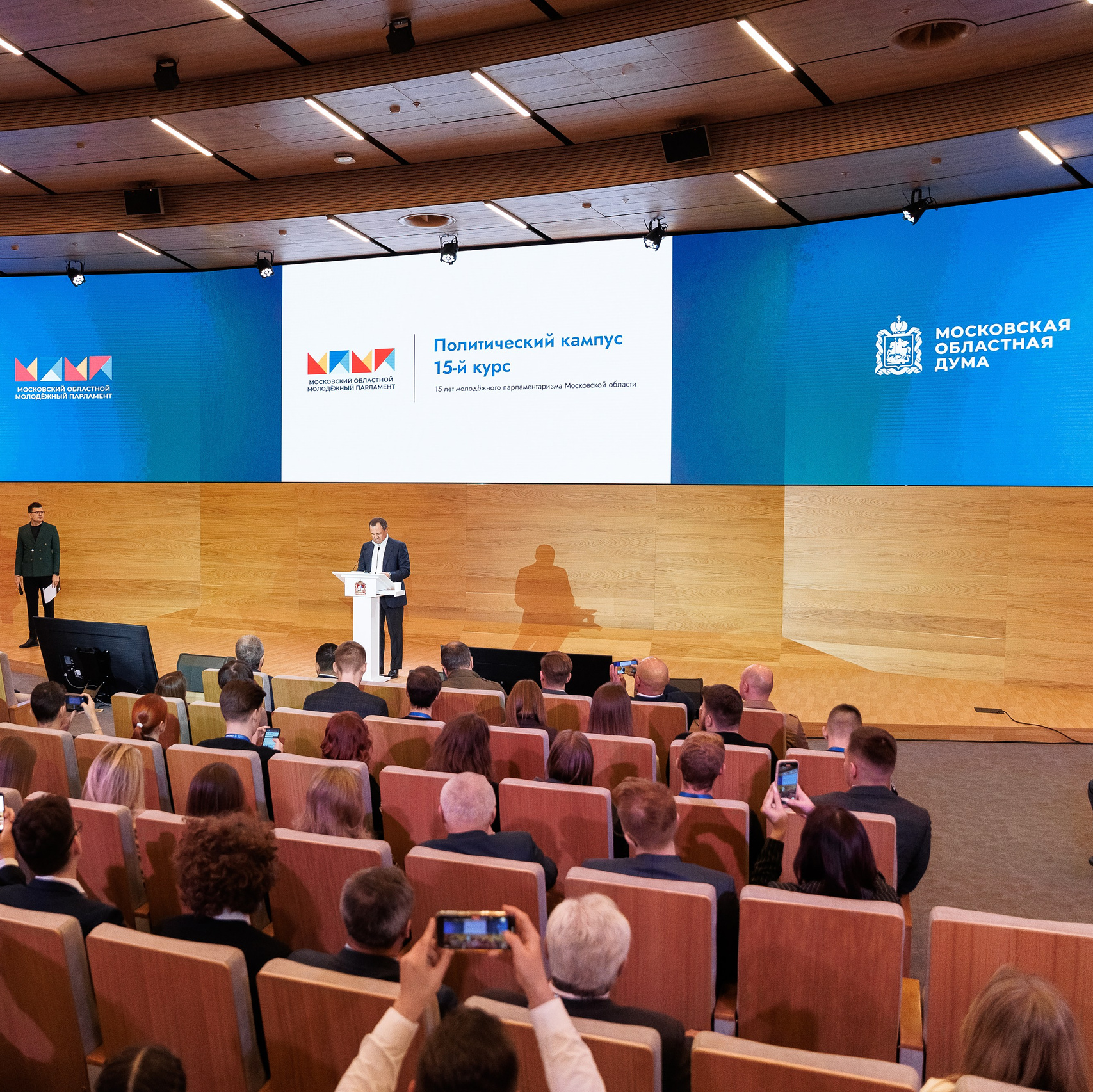 Деловое портретное фото фотография сотрудника в костюме в студии мужчина