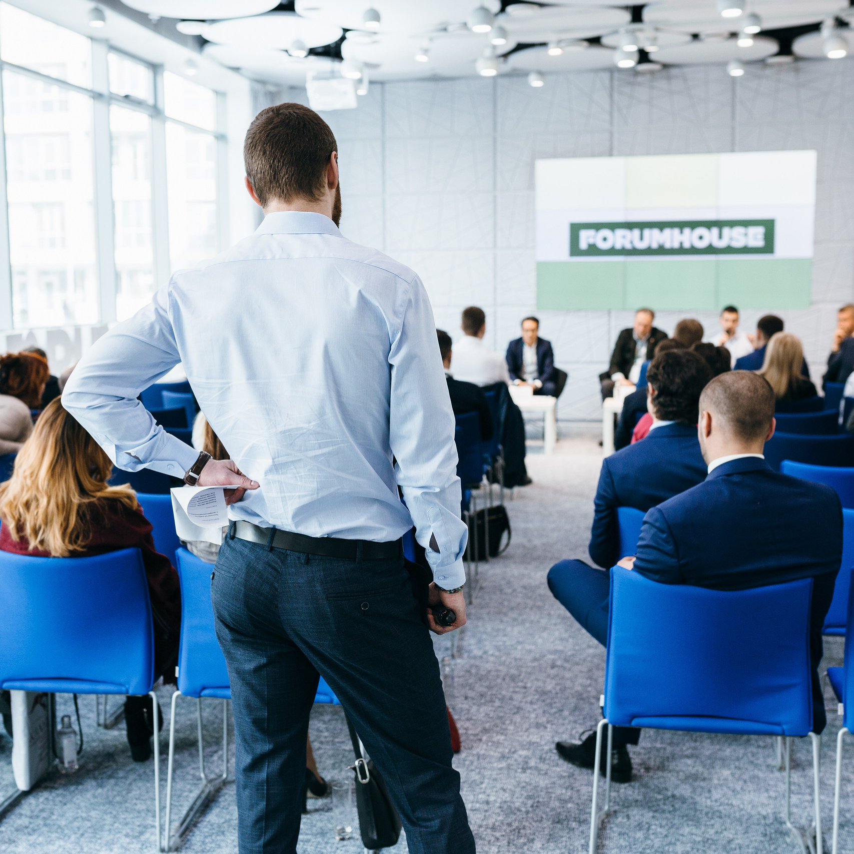 Фотосессия форума профессиональным фотографом – фото ведущего и зала