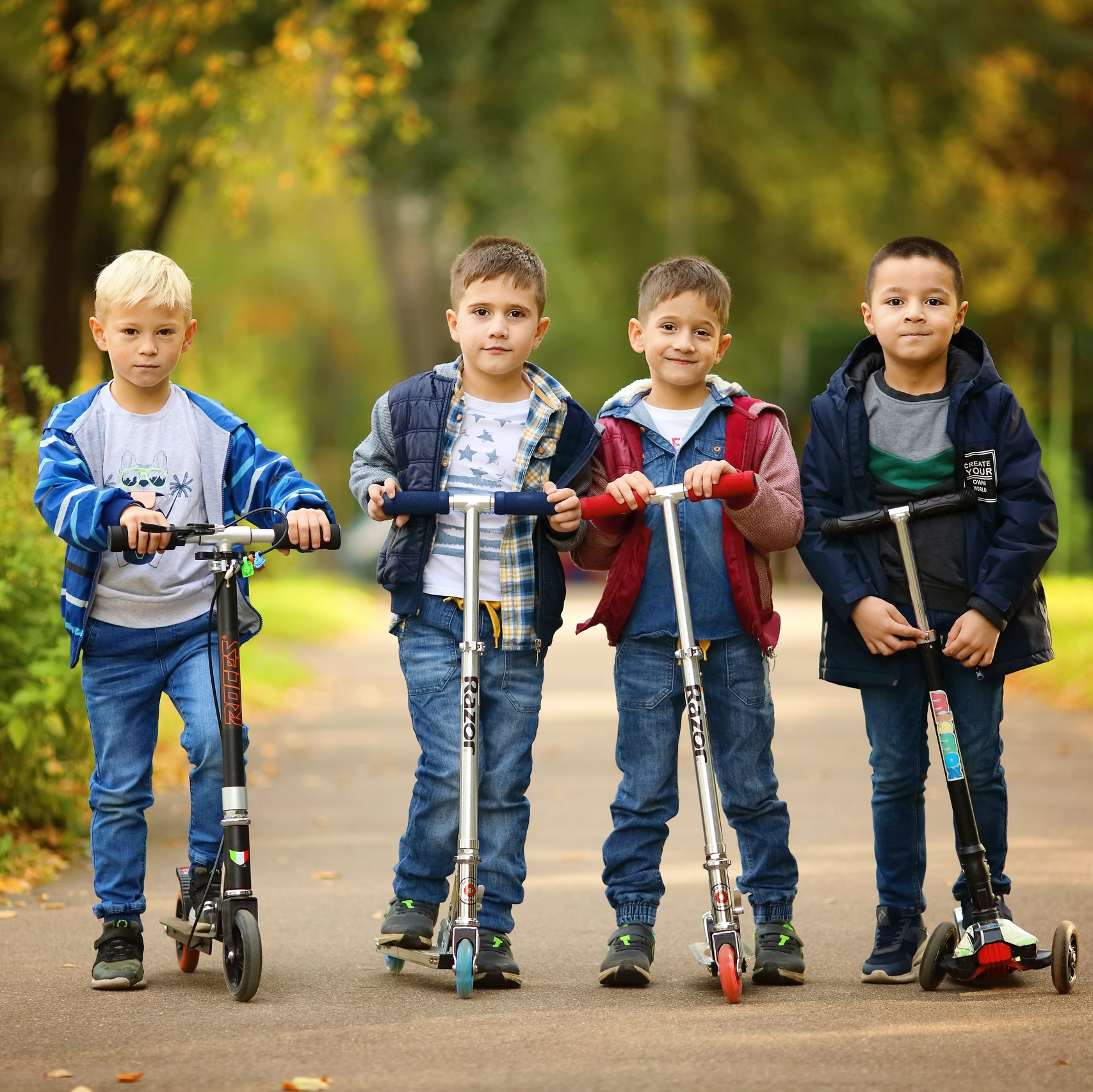 Мальчики на самокатах в детском саду. Фотосессия в садике для выпускного альбома.