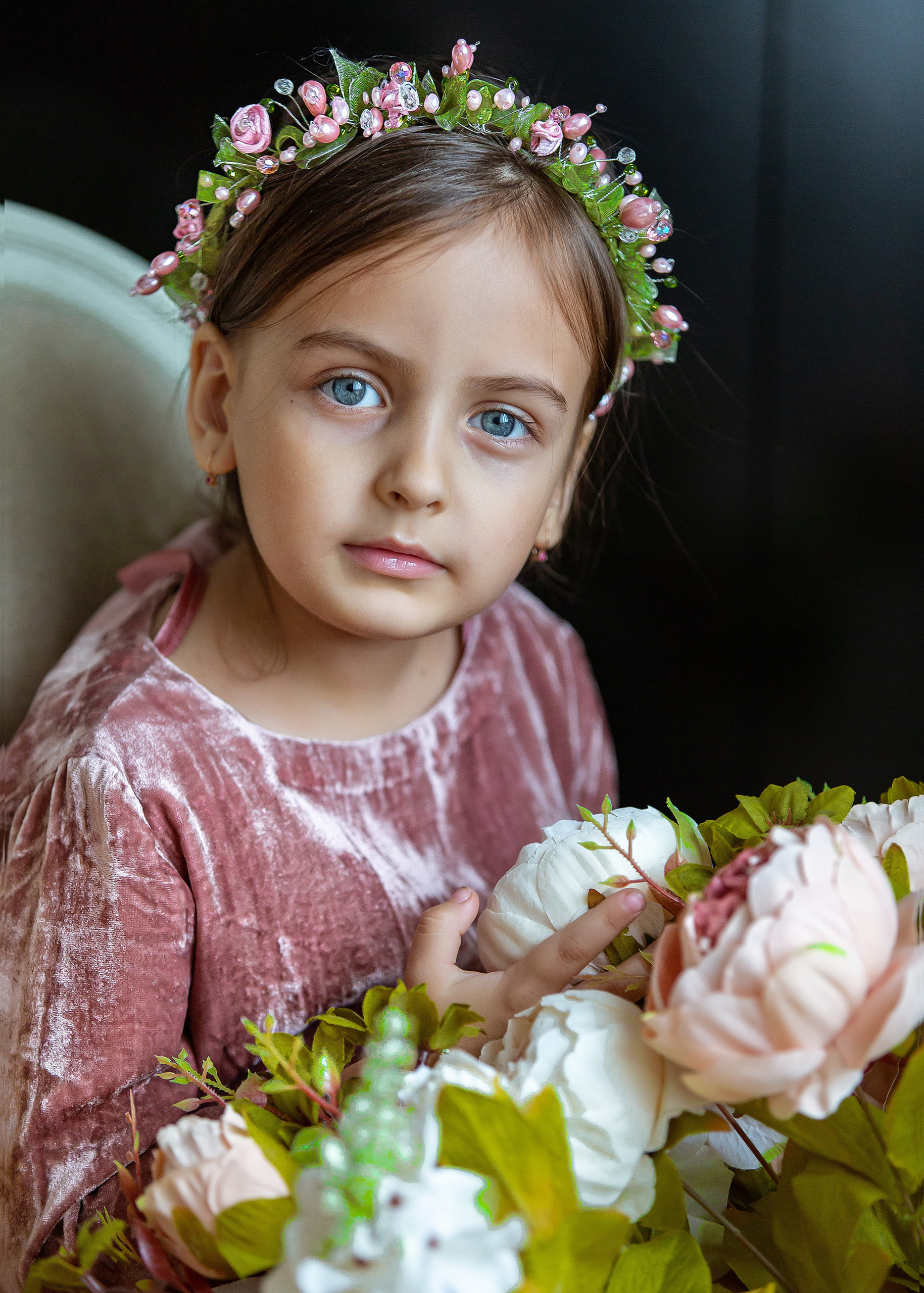 крупный портрет девочки с зеленым ободком