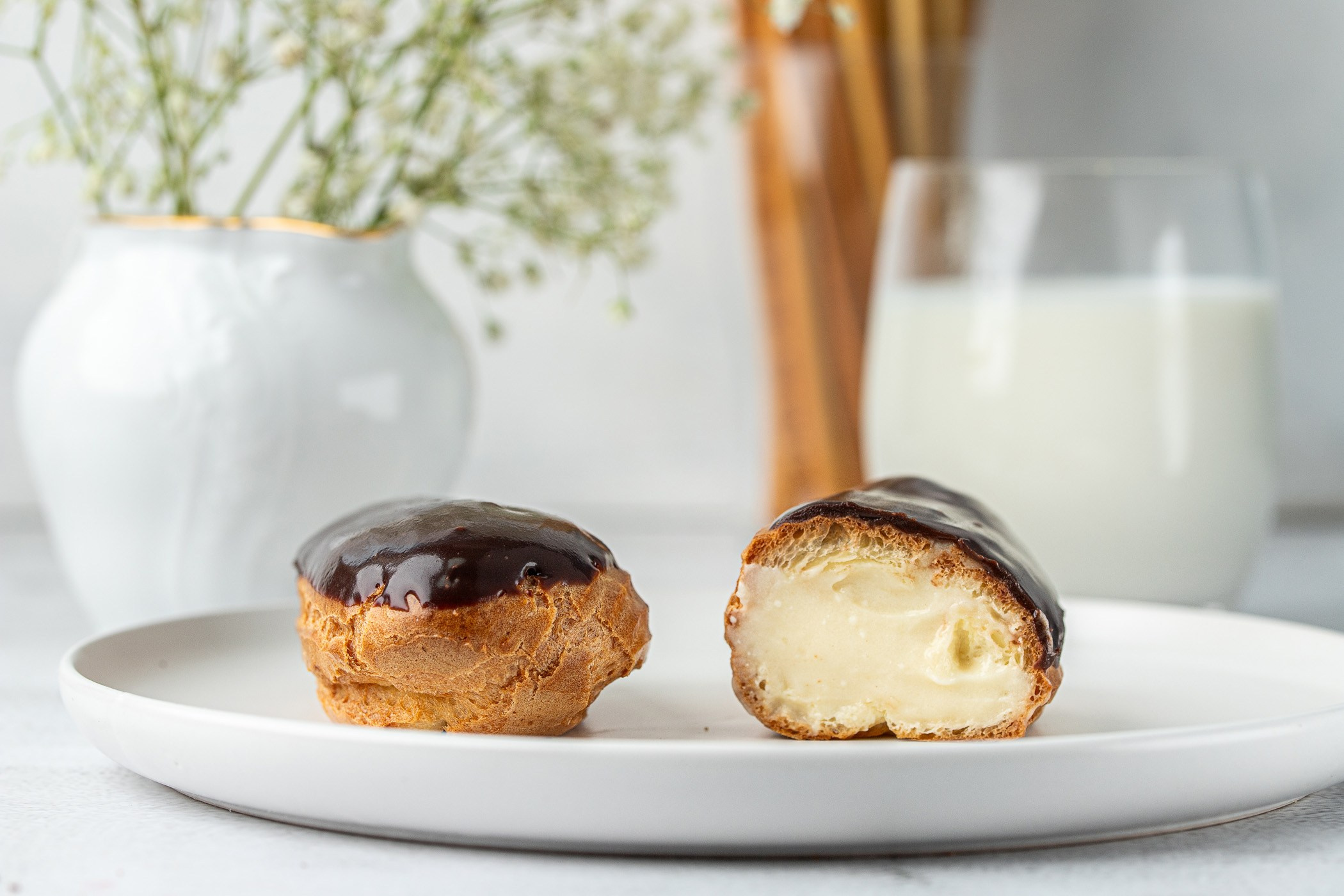 Фото десерта в глазури на тарелке. Фуд фотограф. Съёмка еды для меню, соцсетей и доставки.