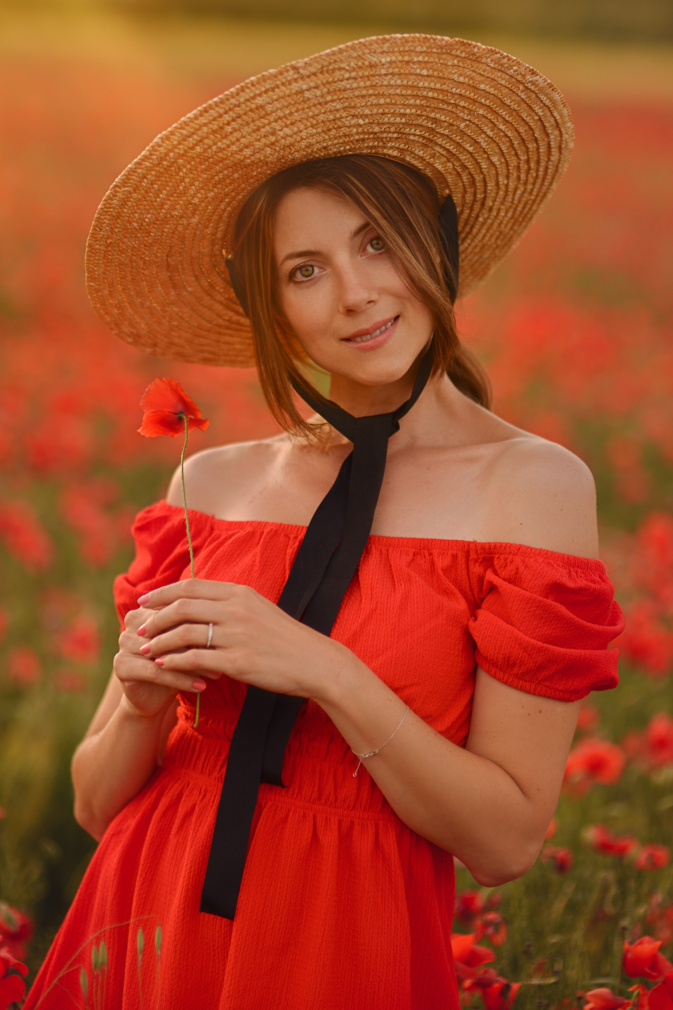 🌺 CHAMPS DE COQUELICOTS EN PROVENCE. Photographer in Provence Julia Lipiainen