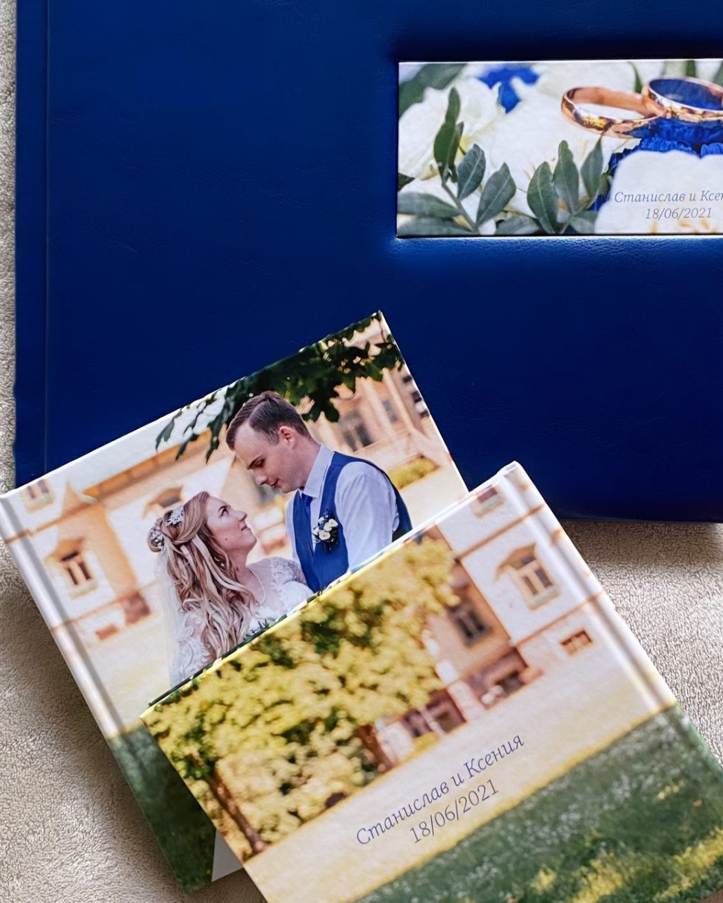 Свадебный фотоальбом из искусственной кожи синего цвета с фото вставкой и комплект родительских альбомов в фото обложке