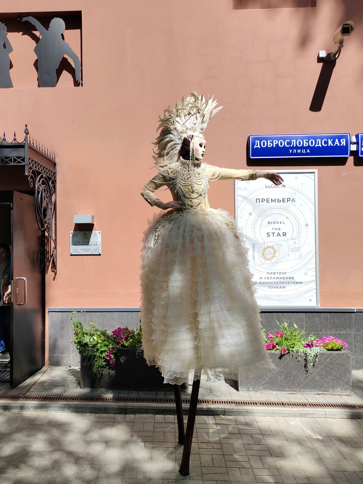 Если нет для ходулиста стремянки. Мимы и Ходулисты на встречу гостей. Москва