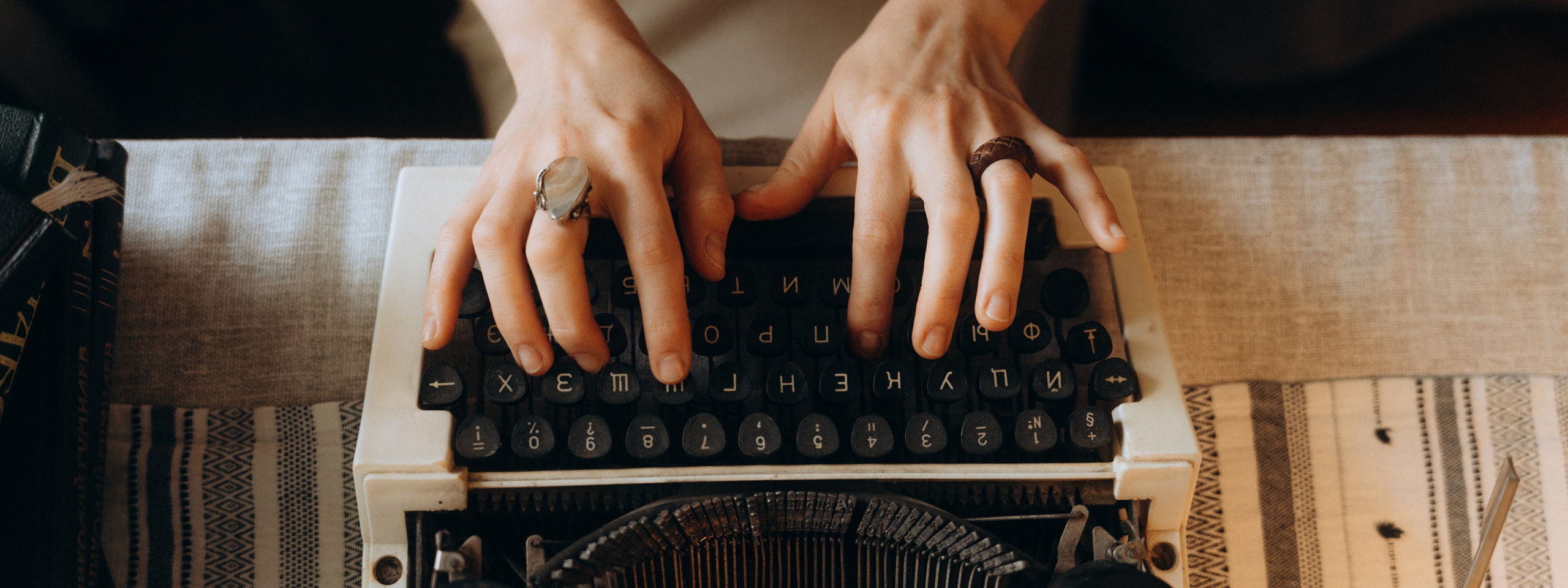 Девушка и парень у воздушных шаров возле Белой Скалы