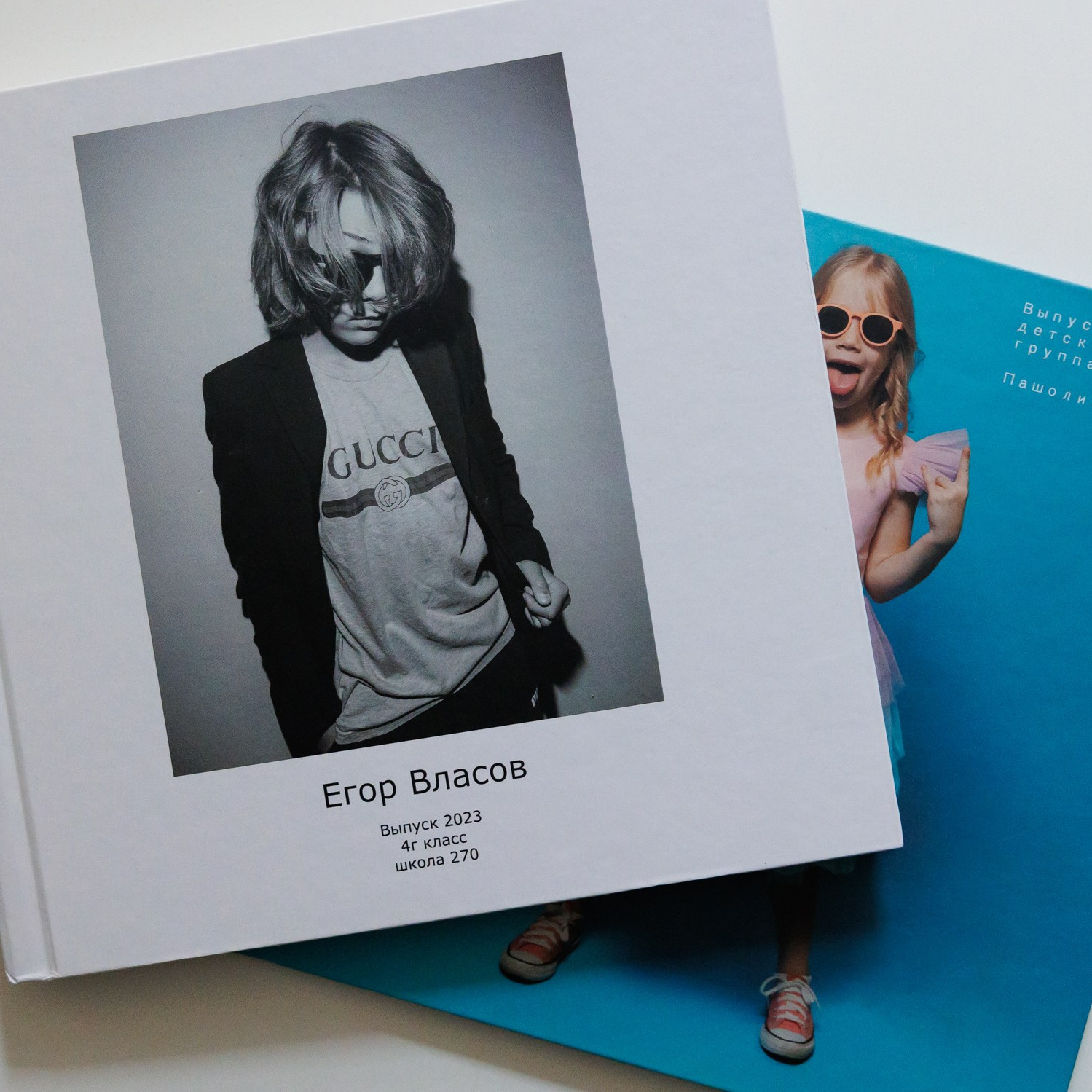 Современный школьный выпускной альбом с индивидуальными и групповыми фото	Дизайн выпускного альбома для школы с ярким оформлением	Школьный выпускной альбом, пример разворота с фотографиями класса