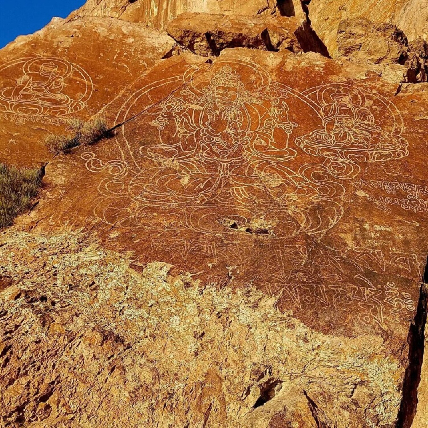 Женщина стоит рядом со скульптурой медведя на фоне красивого Медвежьего водопада в районе Алматы, спадающего по скалистым утёсам. На вершине скал и кустарниках виден свежевыпавший снег, что подчёркивает прохладную атмосферу. Каменистая местность у подножия водопада добавляет природной аутентичности сцене.