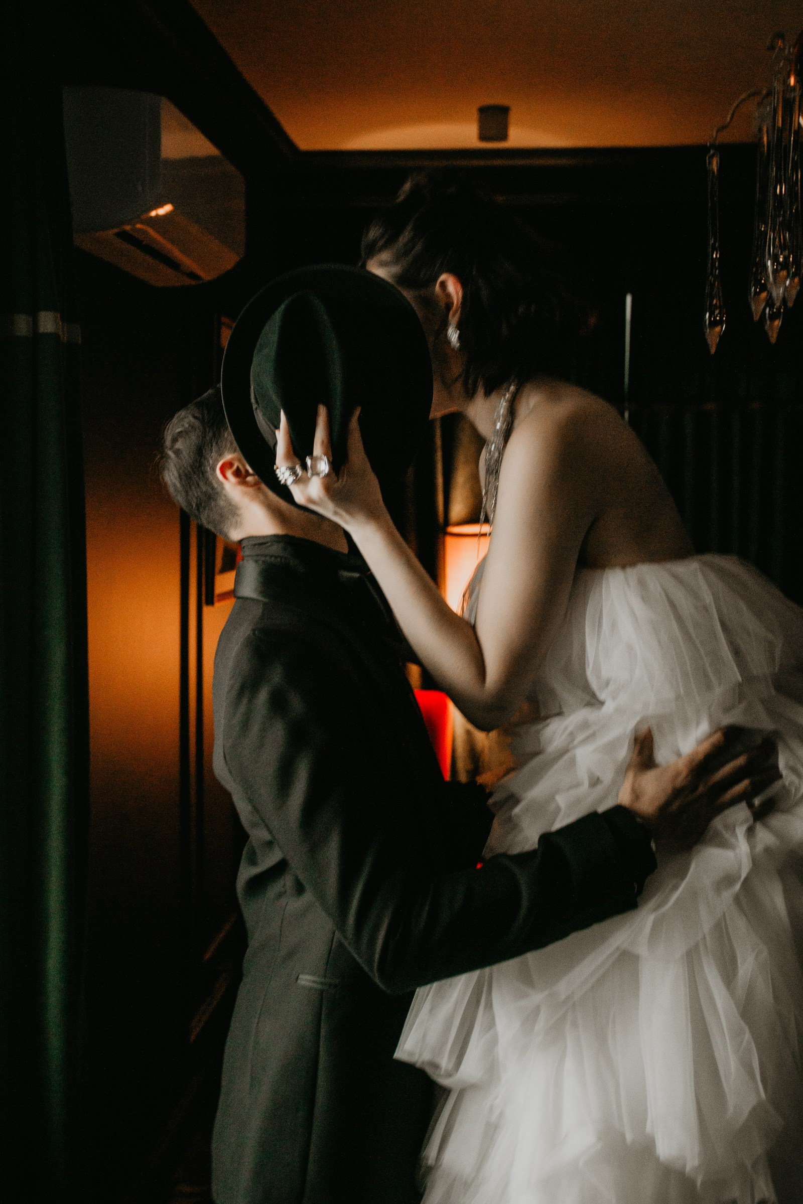 Свадебная фотосессия в Санкт-Петербурге: жених и невеста прячутся за шляпой