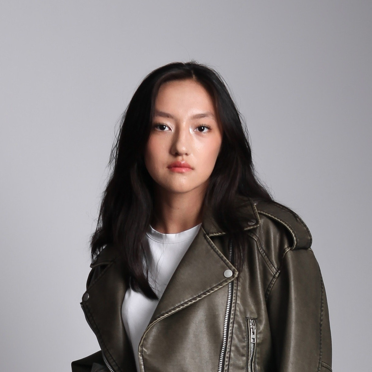 Подбор девушек моделей для предметной съемки в Новосибирске