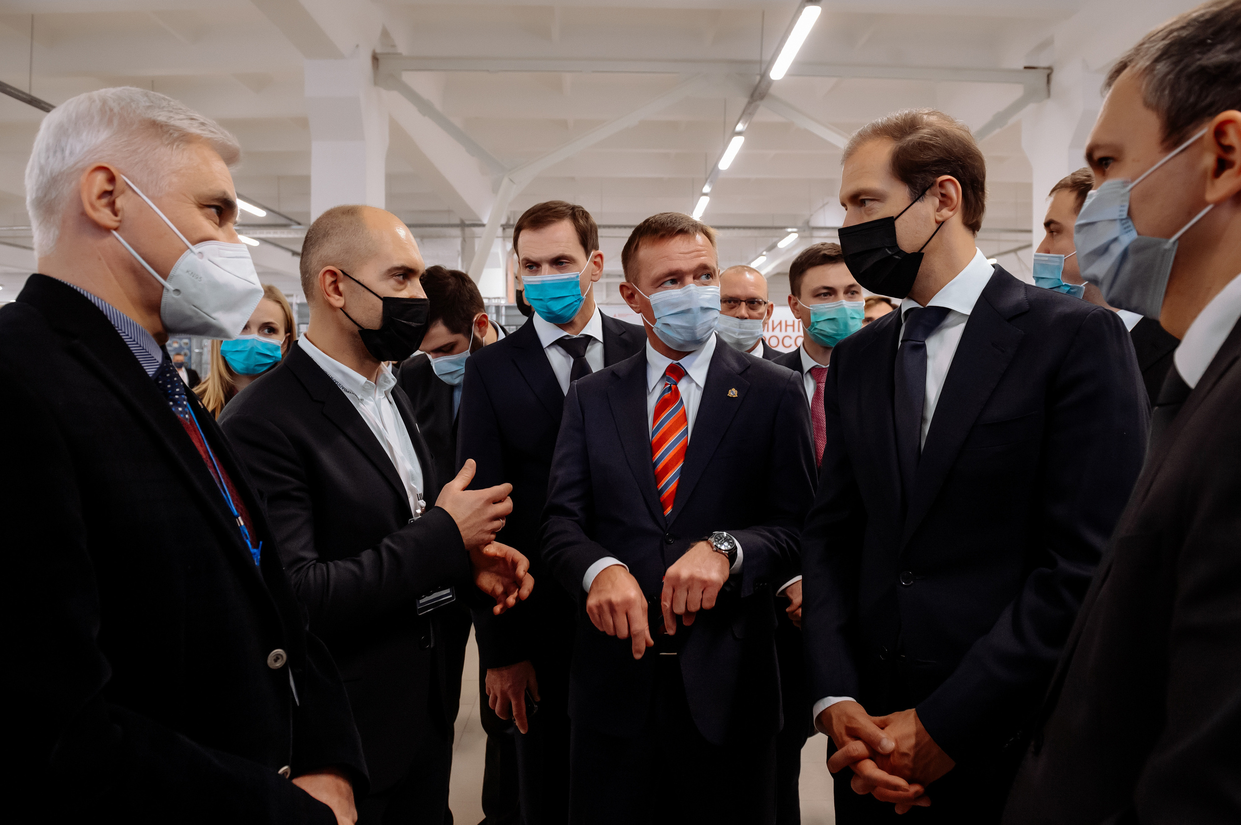 Визит министра промышленности и торговли на завод КЭАЗ. Репортажный и свадебный фотограф в Курске Борис Захарчук