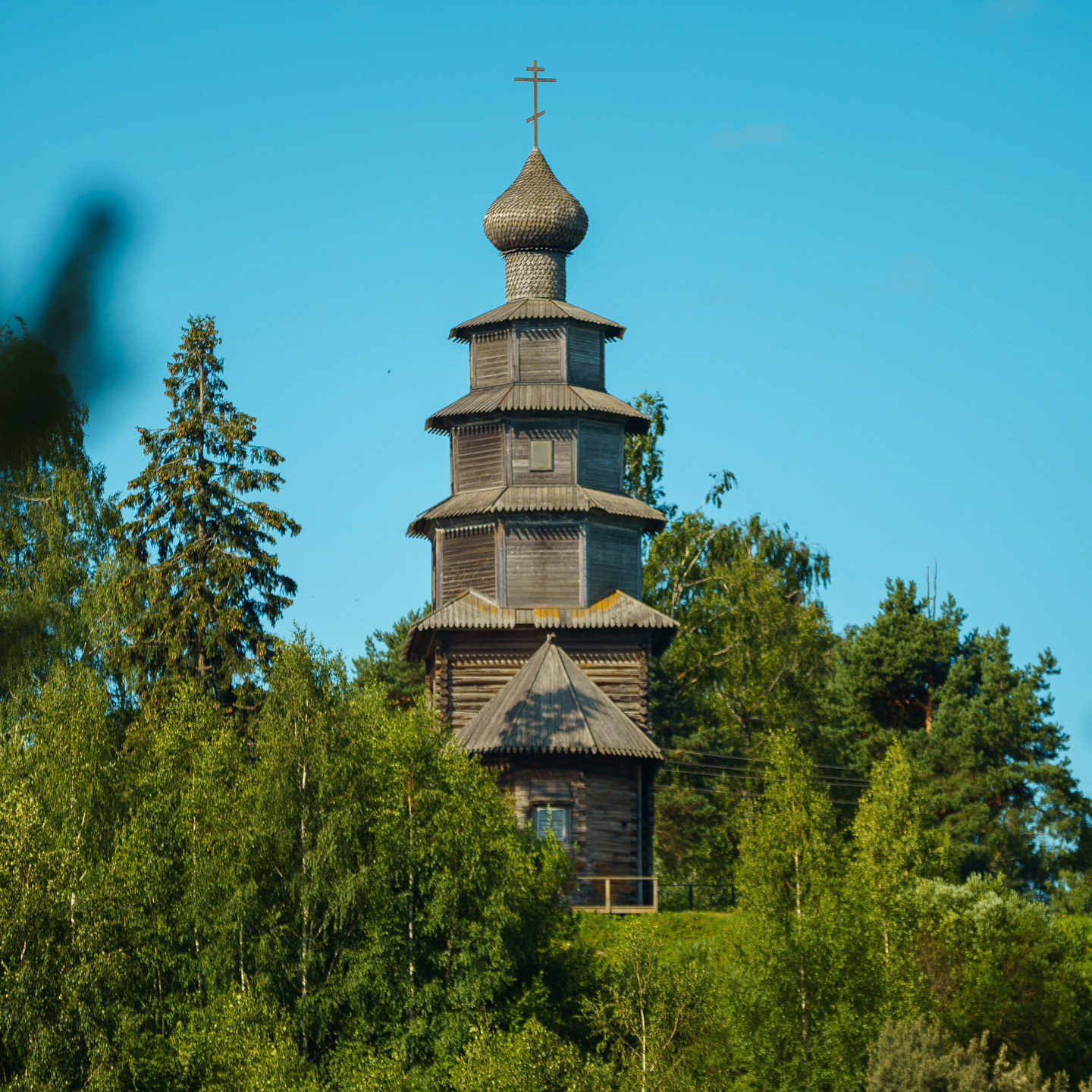 Старовознесенская деревянная церковь на берегу в Торжке
