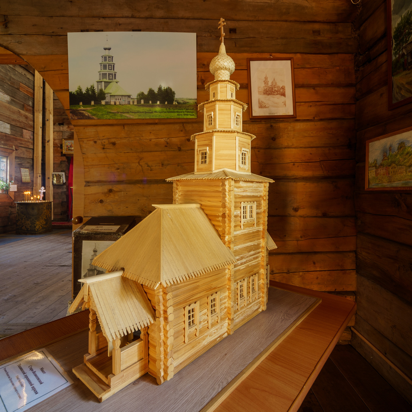 Деревянный макет тихвинской иконы деревянной церкви без единого гвоздя в Торжке