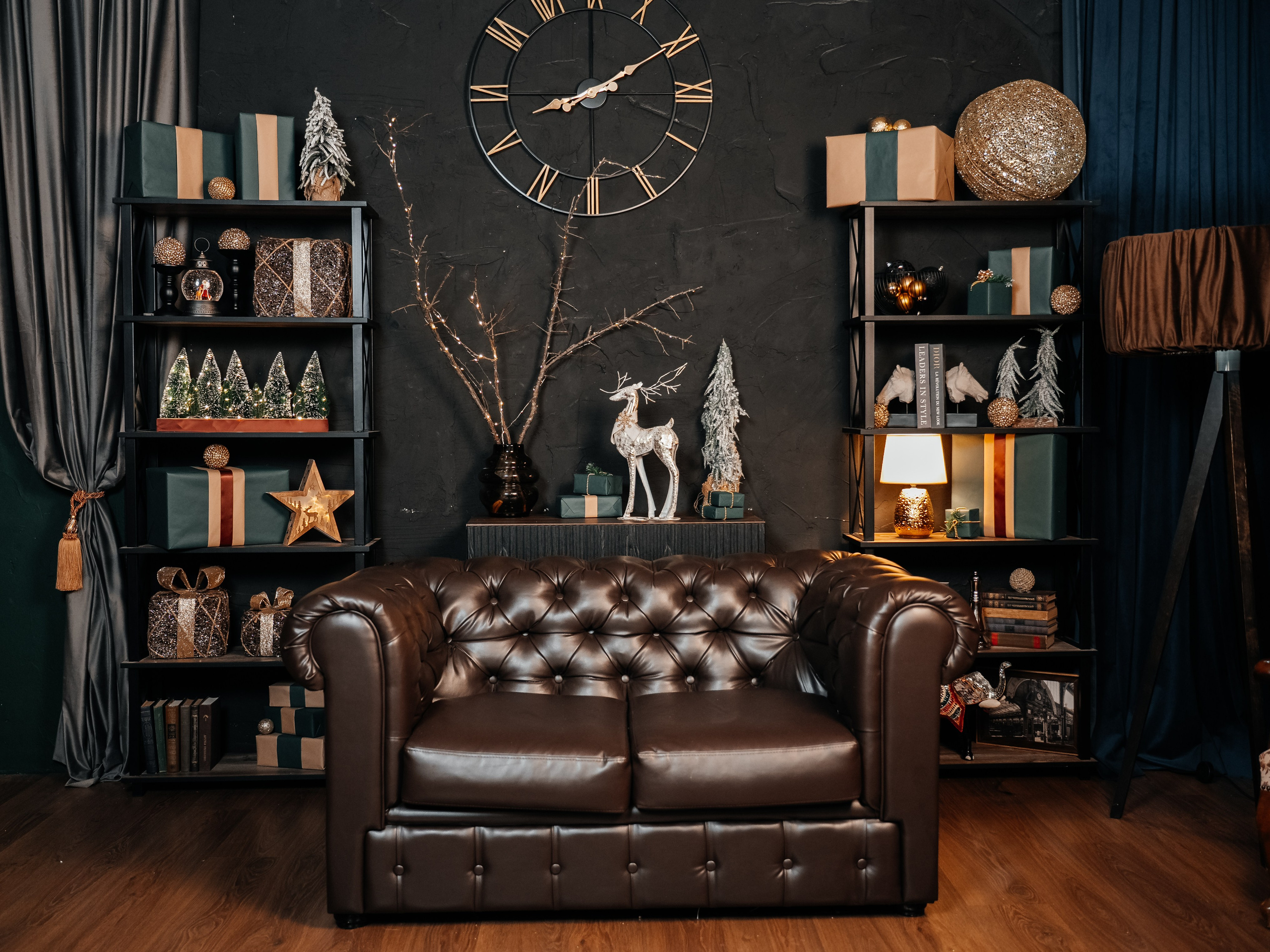 коричневый диван на фоне в новогодней студии