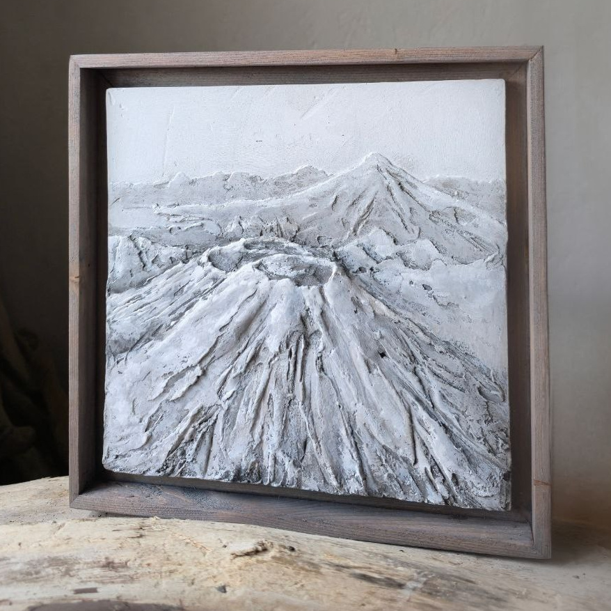 Гипсовое панно, выполнено в технике работы мастихином, вулкан Камчатки, серия Вулканический дом