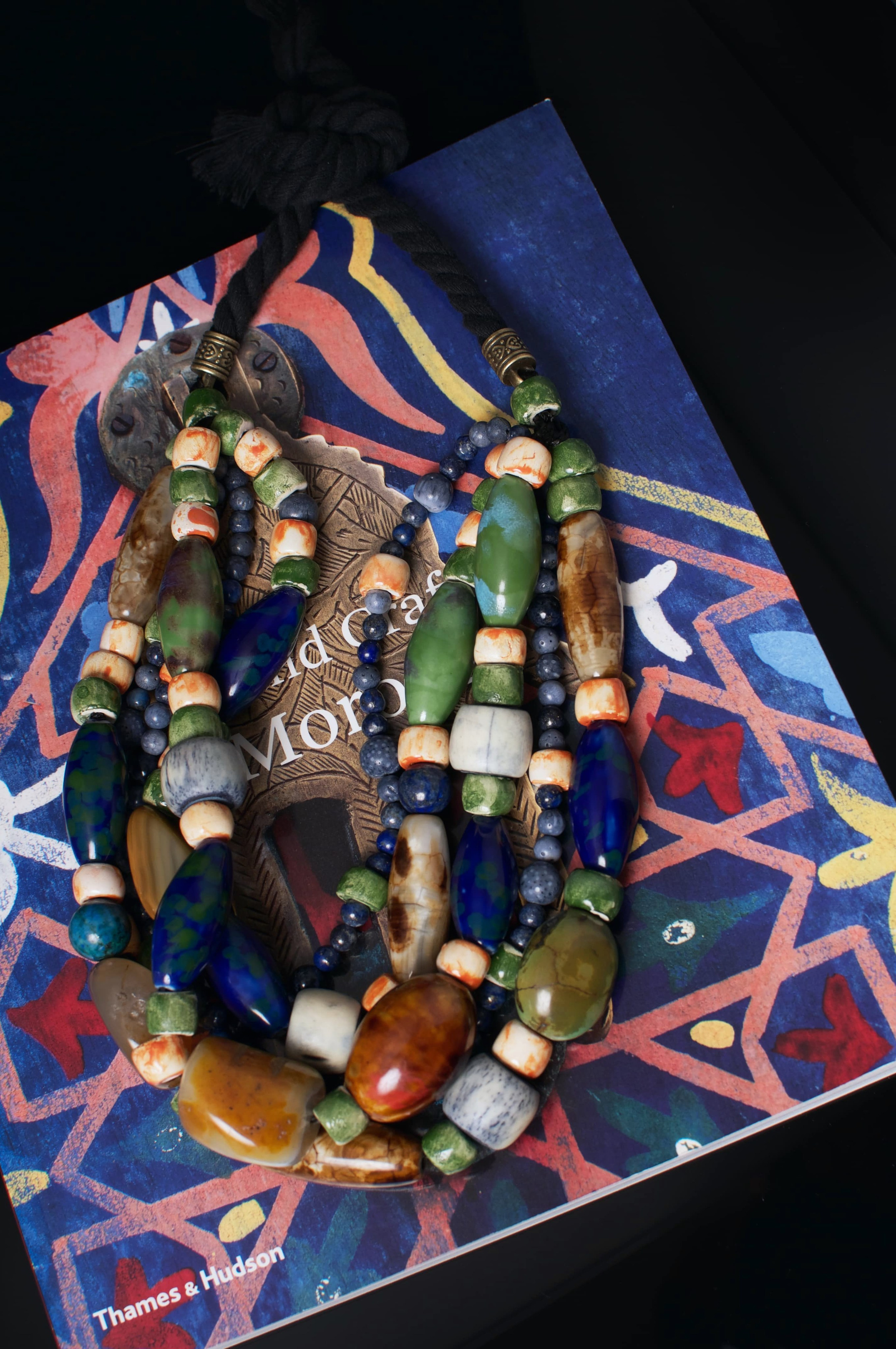 Украшения с керамическими вставками Eugenika Jewels, композиция на нейтральном фоне