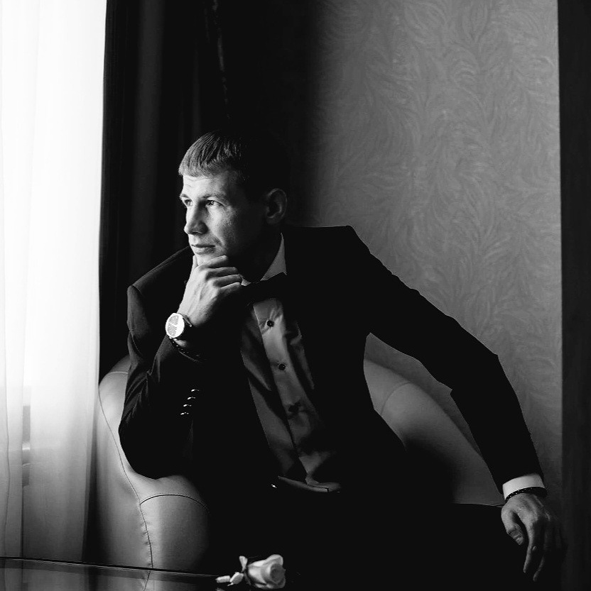 ВИДЕОГРАФ: Такой специалист именуется видеографом. Его функционал универсален: в одном лице он совмещает работу сценариста, режиссера-постановщика, оператора, мастера по обработке и монтажу видеоматериала, дизайнера.