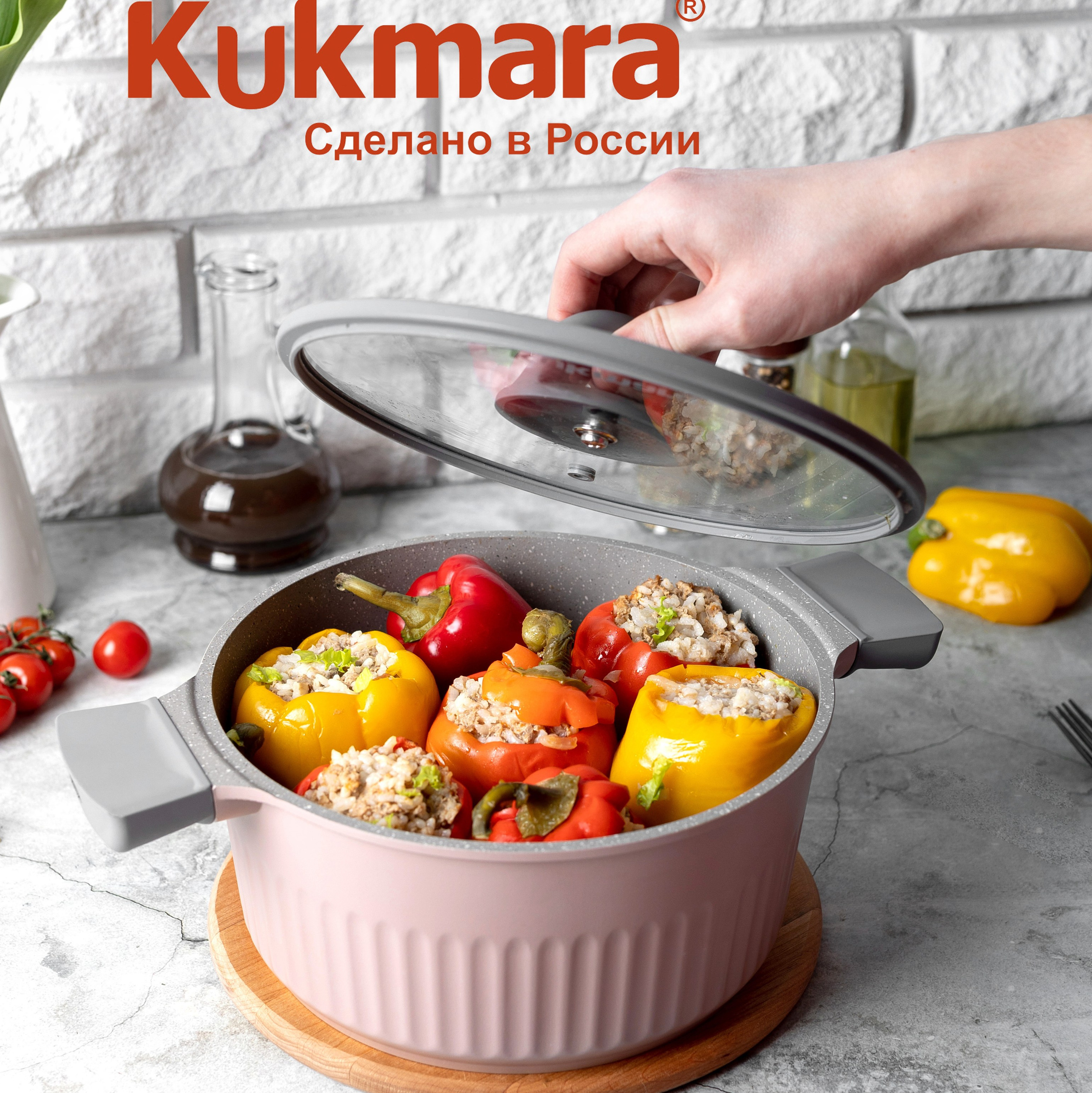 Фаршированный перец в кастрюле, рекламное фудфото