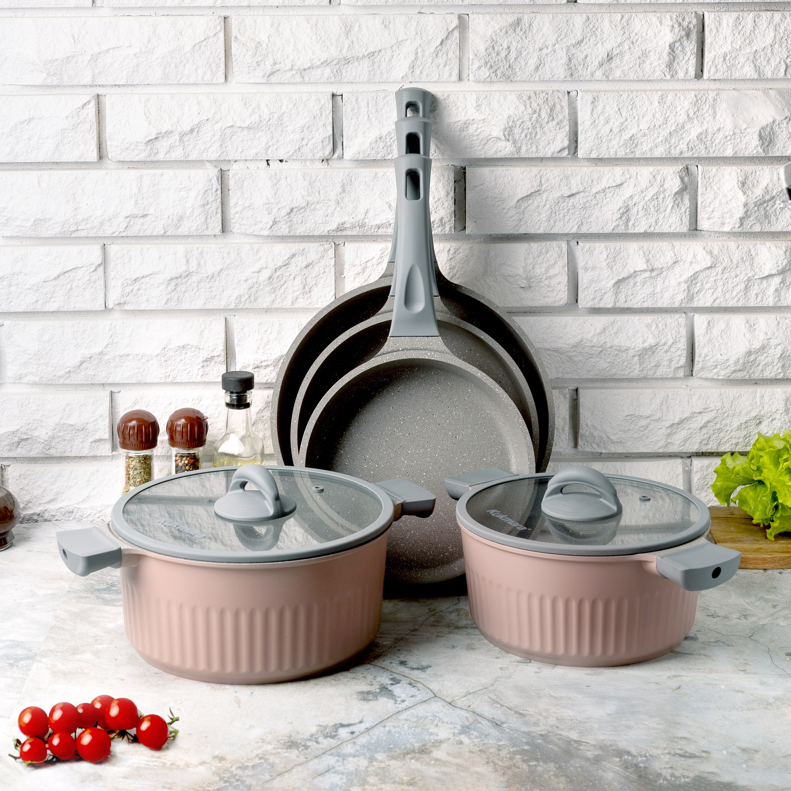 Кастрюли и сковороды kukmara в кухонном интерьере