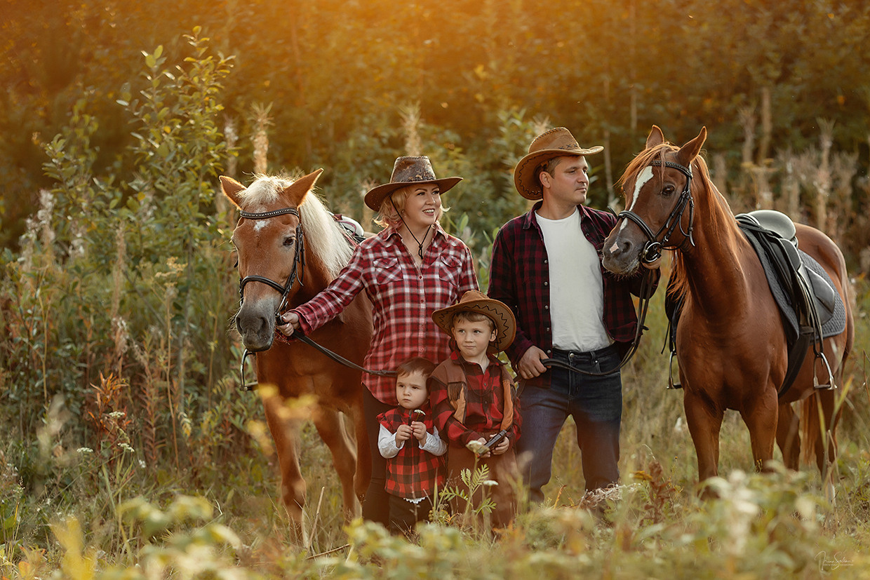 Семейная фотосессия и лошадки. Детский и семейный фотограф в Екатеринбурге