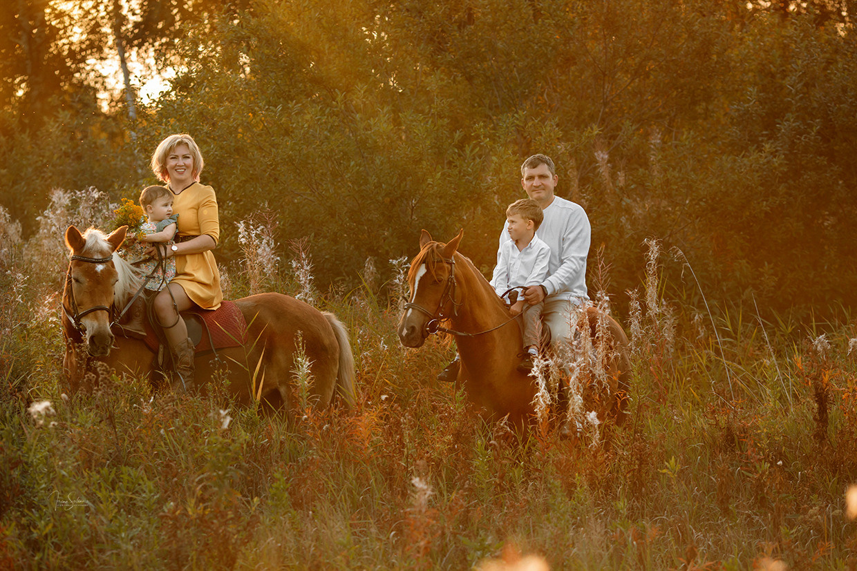 Семейная фотосессия и лошадки. Детский и семейный фотограф в Екатеринбурге