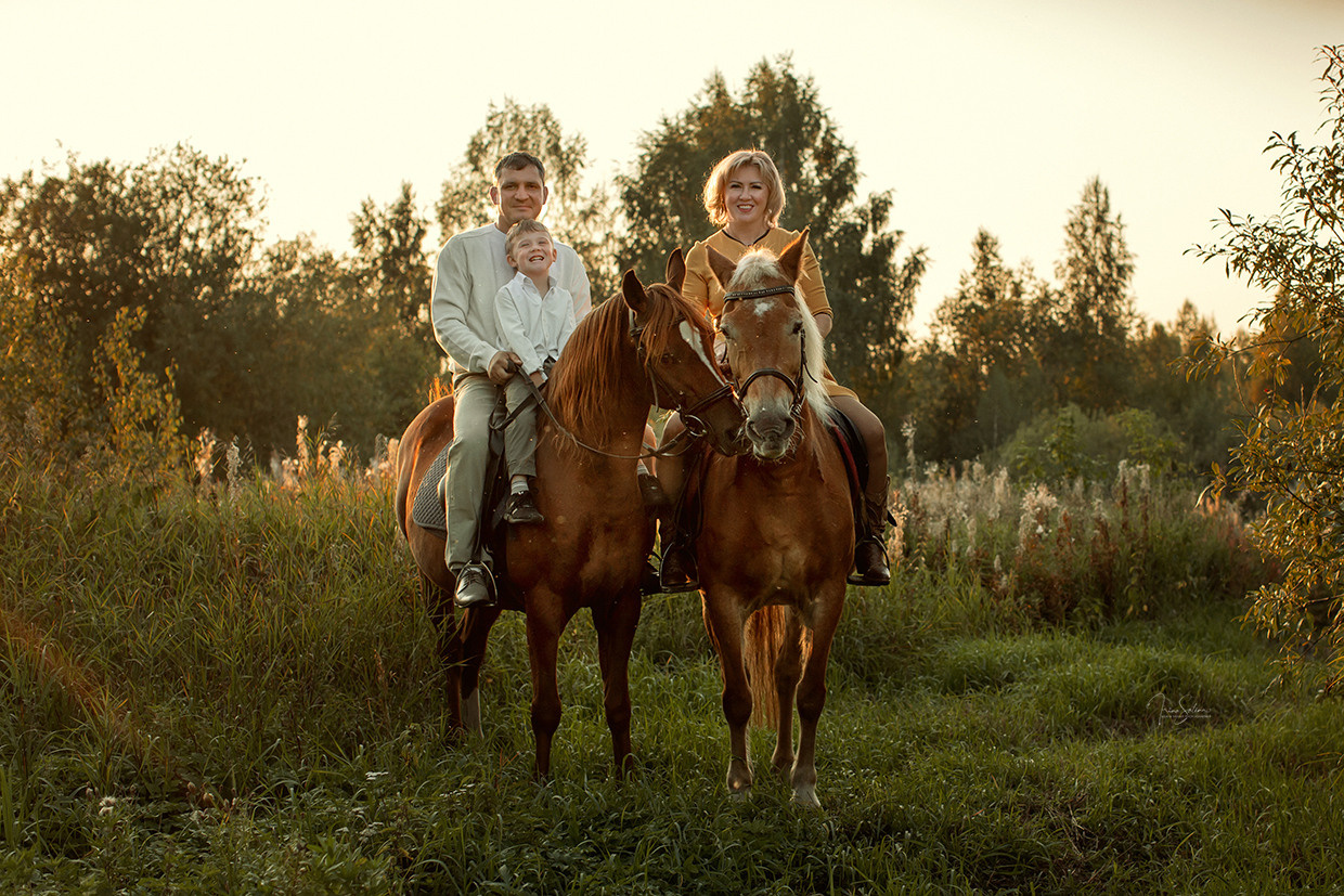 Семейная фотосессия и лошадки. Детский и семейный фотограф в Екатеринбурге