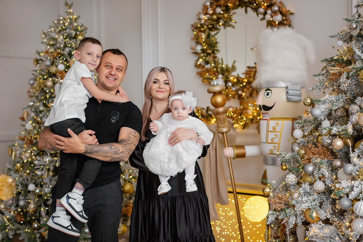 Новогодняя семейная фотосессия в зале Милан. Детский и семейный фотограф в Екатеринбурге
