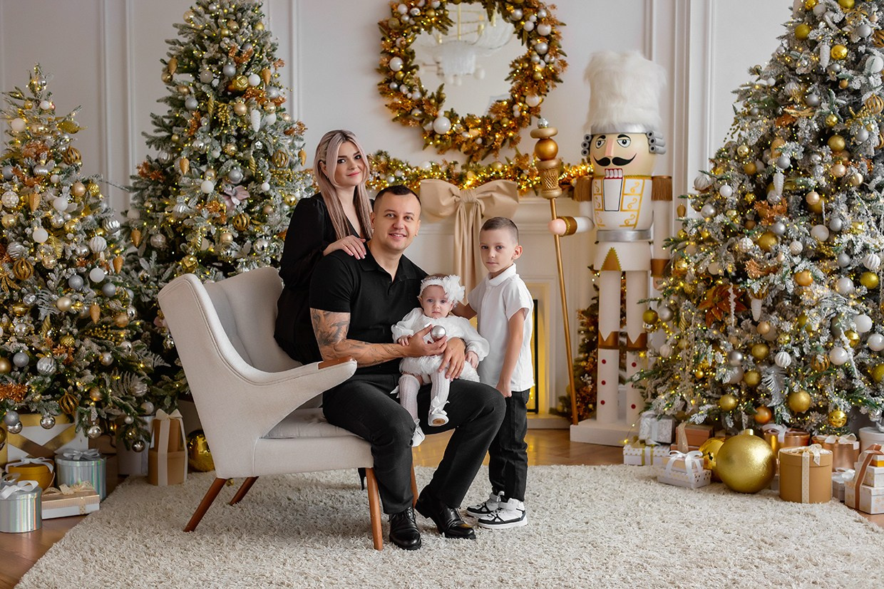 Новогодняя семейная фотосессия в зале Милан. Детский и семейный фотограф в Екатеринбурге