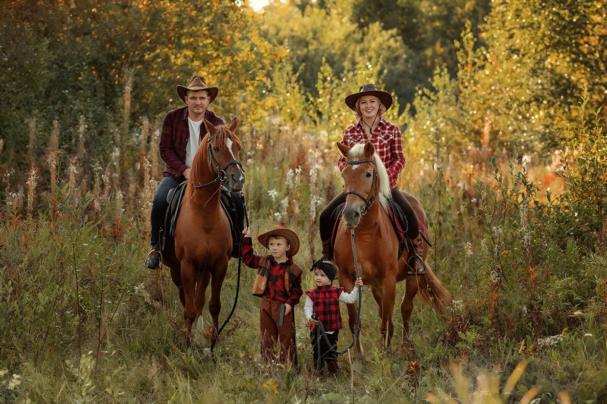 Семейная фотосессия и лошадки. Детский и семейный фотограф в Екатеринбурге