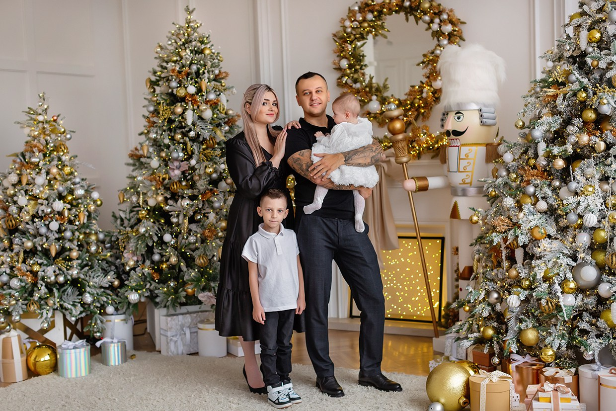 Новогодняя семейная фотосессия в зале Милан. Детский и семейный фотограф в Екатеринбурге