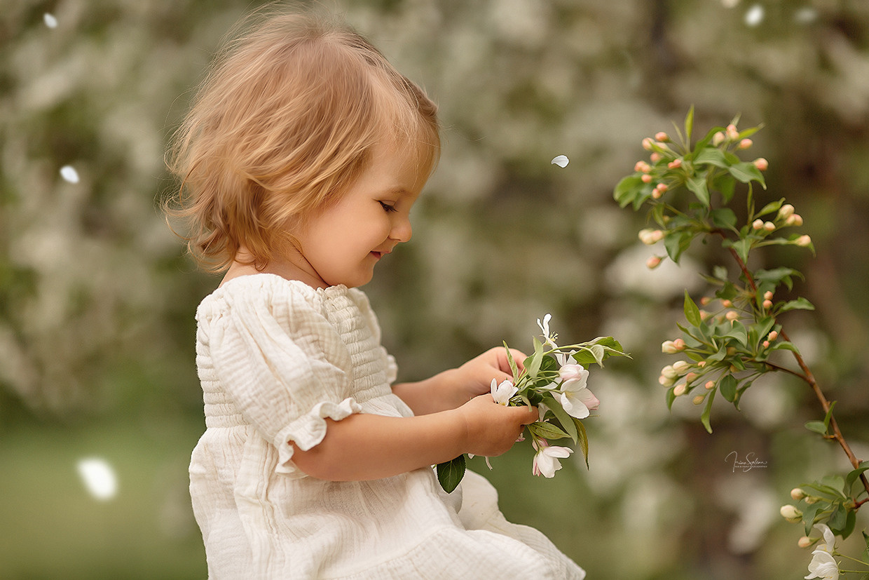 Детская фотосессия в яблонях. Детский и семейный фотограф в Екатеринбурге