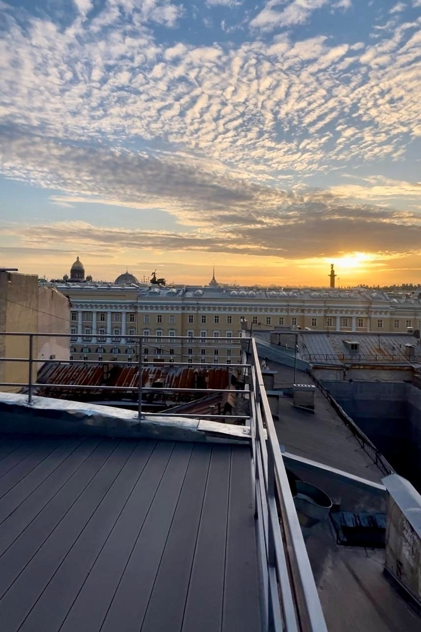 Светловолосые мама и дочь в динамике бегут на фоне арки в Летнем саду в Санкт-Петербурге. Уличные прогулочные  семейные фотосессии в Спб, фотограф Маруся Самылкина.