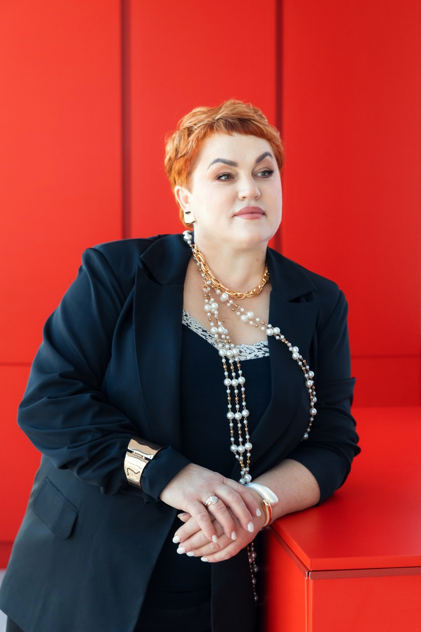 женский портрет в студии в брючном костюме. женщина плюс сайз Фотосессия, полная модель, позы дляпозирования