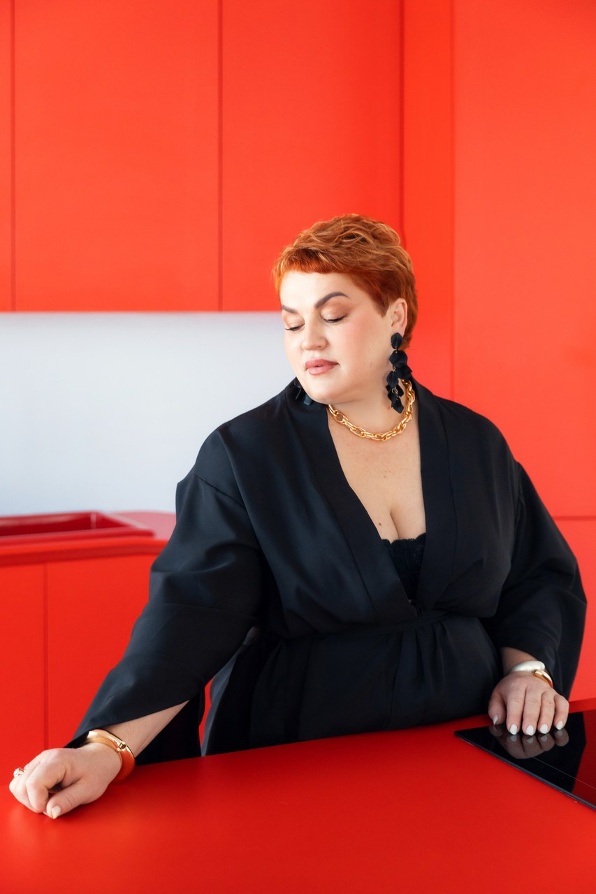 полная женщина в красивом элегантном черном платье, украшение на полном теле, красивая женщина большого размера