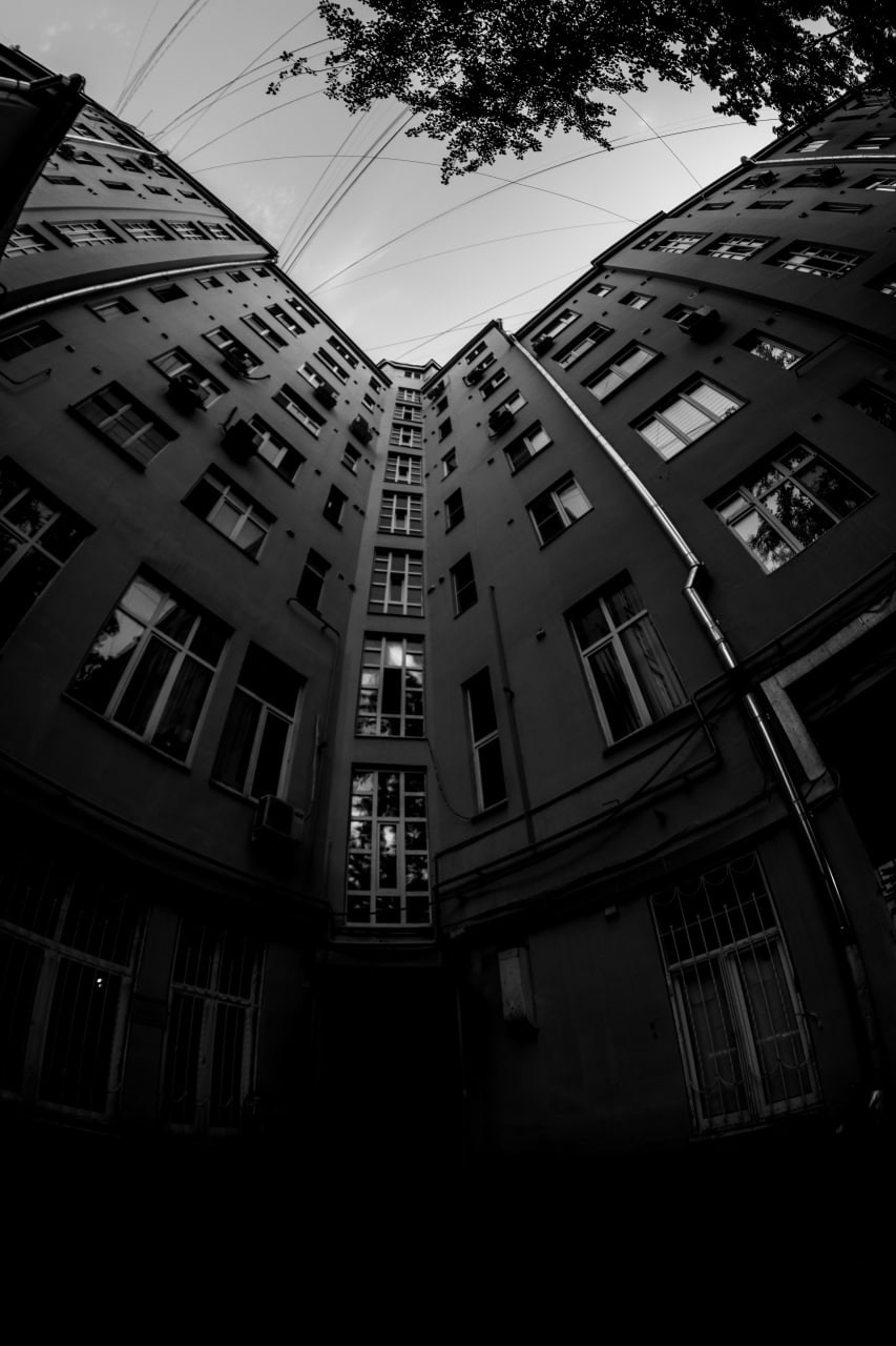 Черно-белая фотография двора между сталинскими домами. Вадим Топорёнок. Манифест Теней. Глава 3 — Окно в никуда.