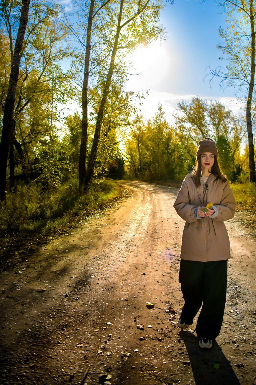 Осенняя дорожка в парке с девушкой